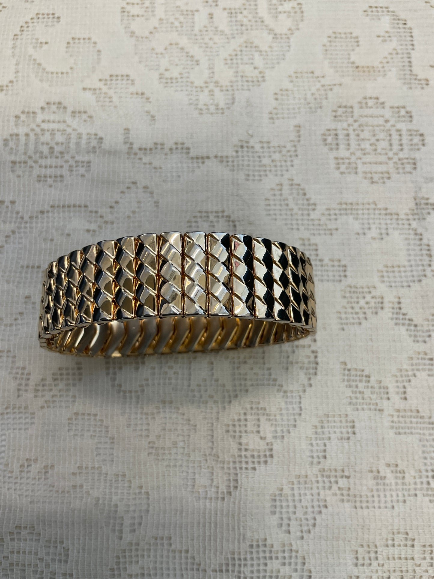 Gold stretchy bracelet