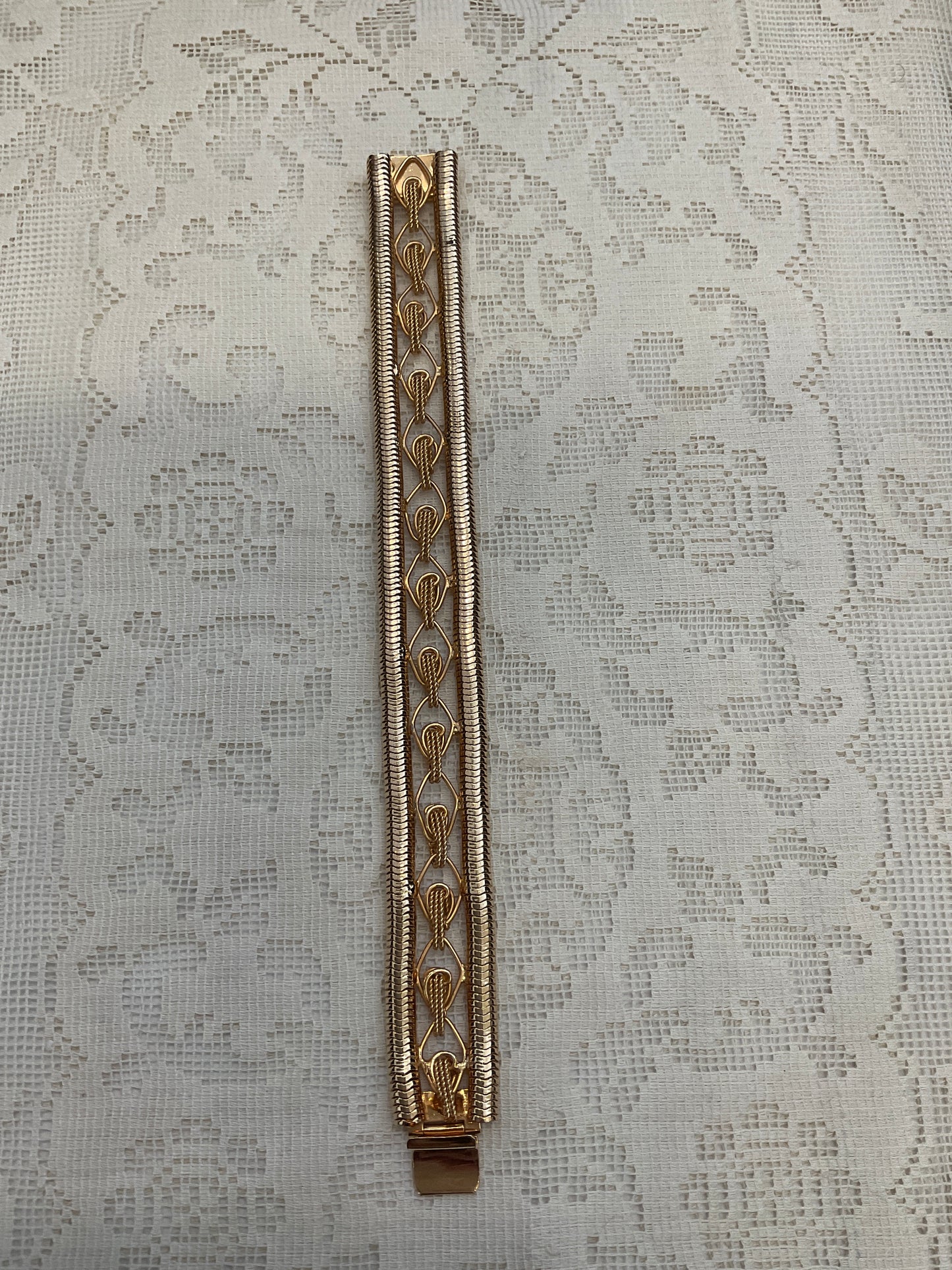 Gold bracelet with clasp closure