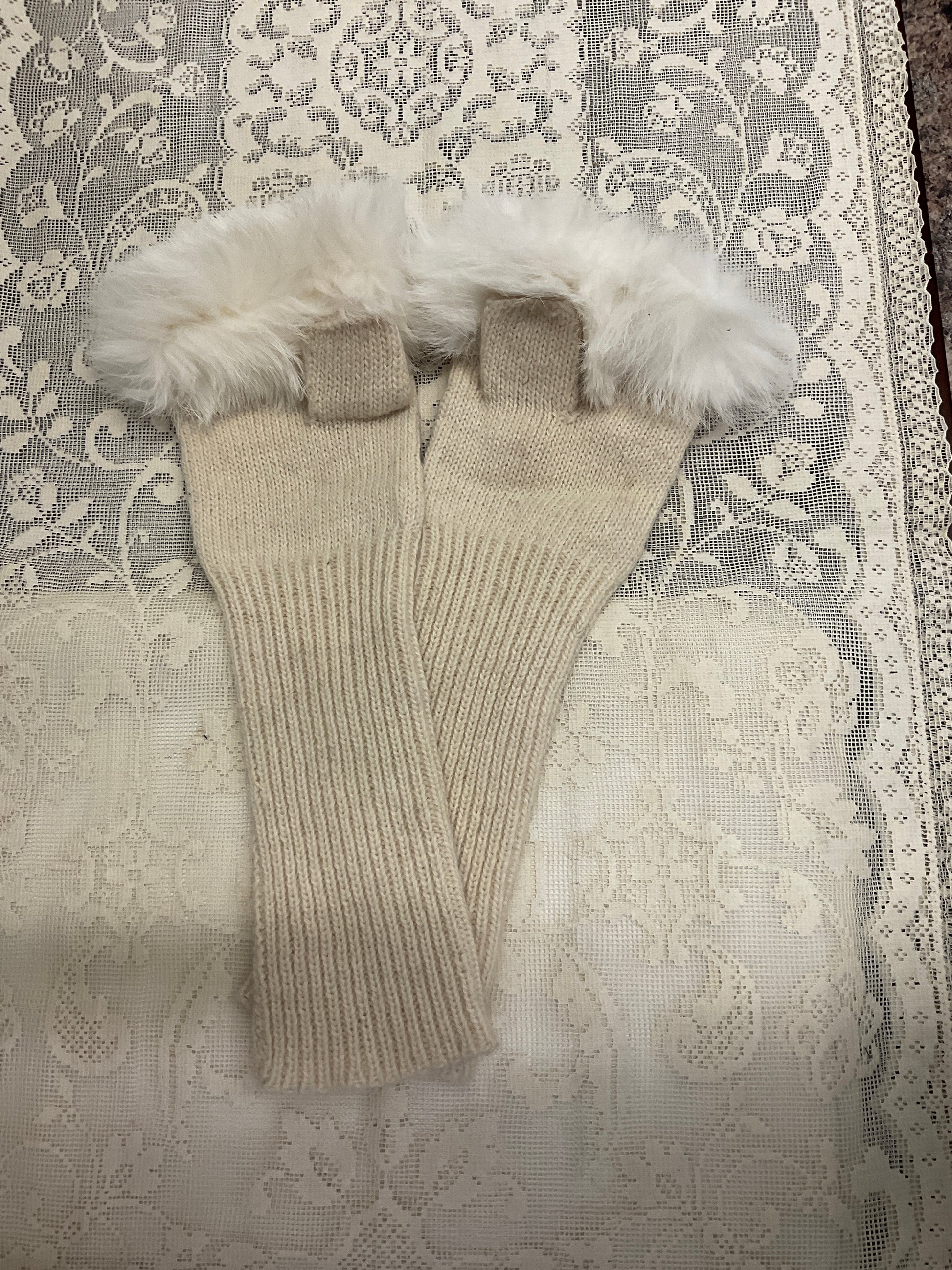 Half gloves with rabbit fur trim