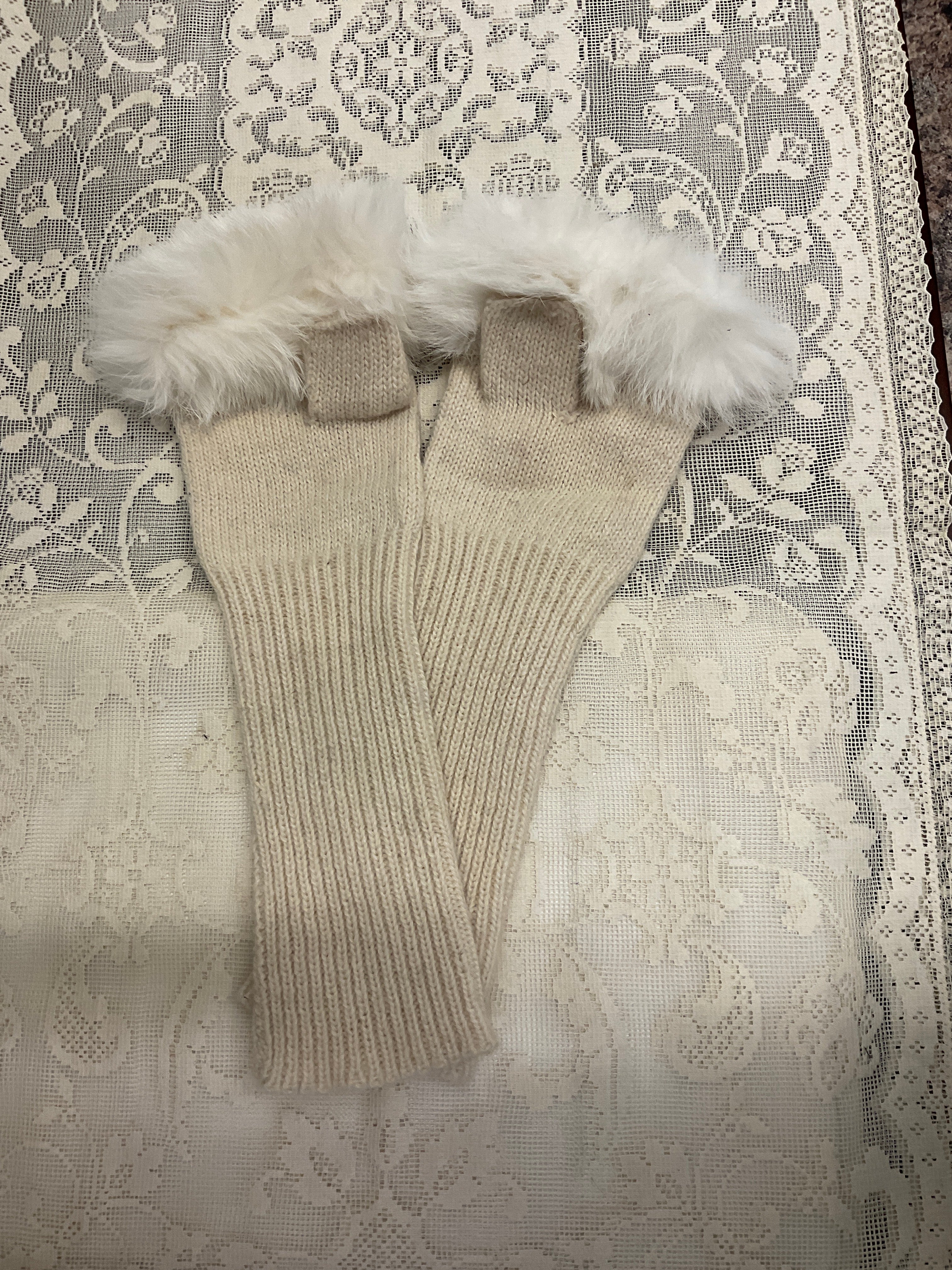 Half gloves with rabbit fur trim