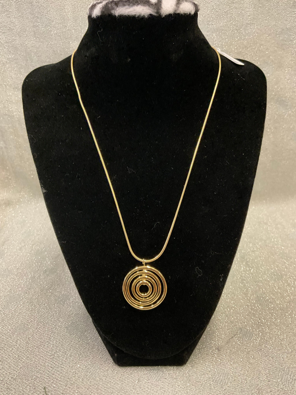 Gold necklace with round pendant