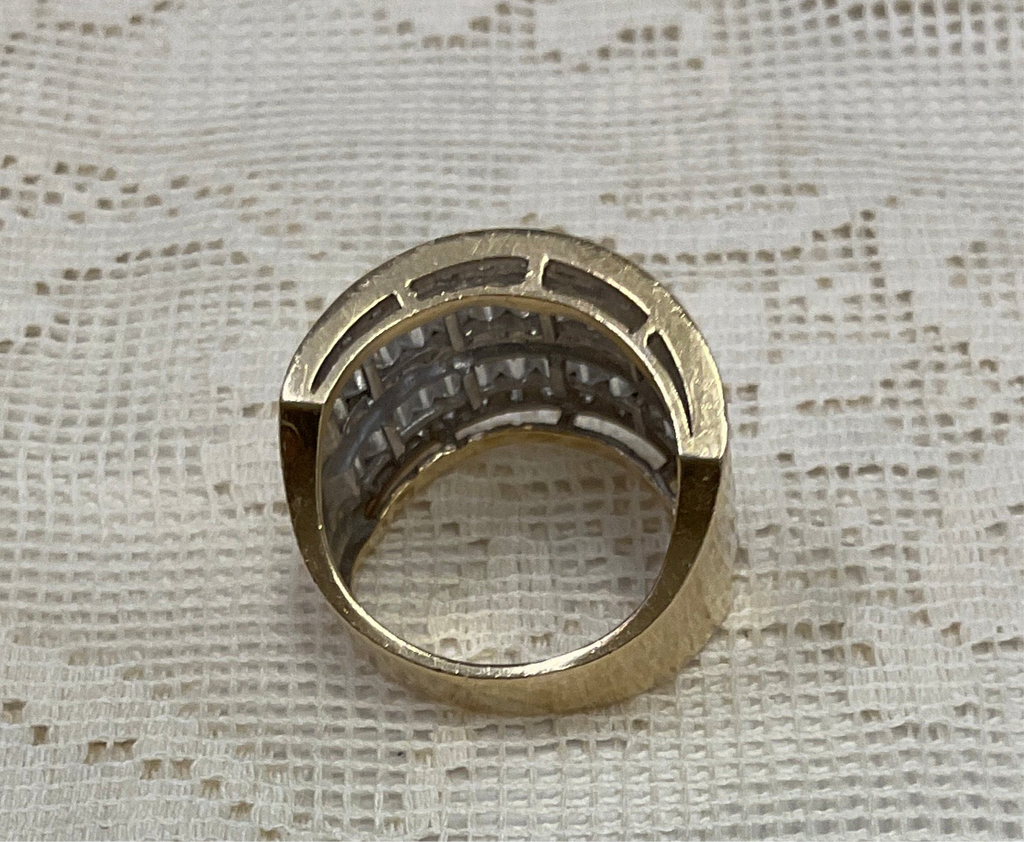 Size 6.5 14k gold with diamond baguettes in white gold setting 9.93 grams