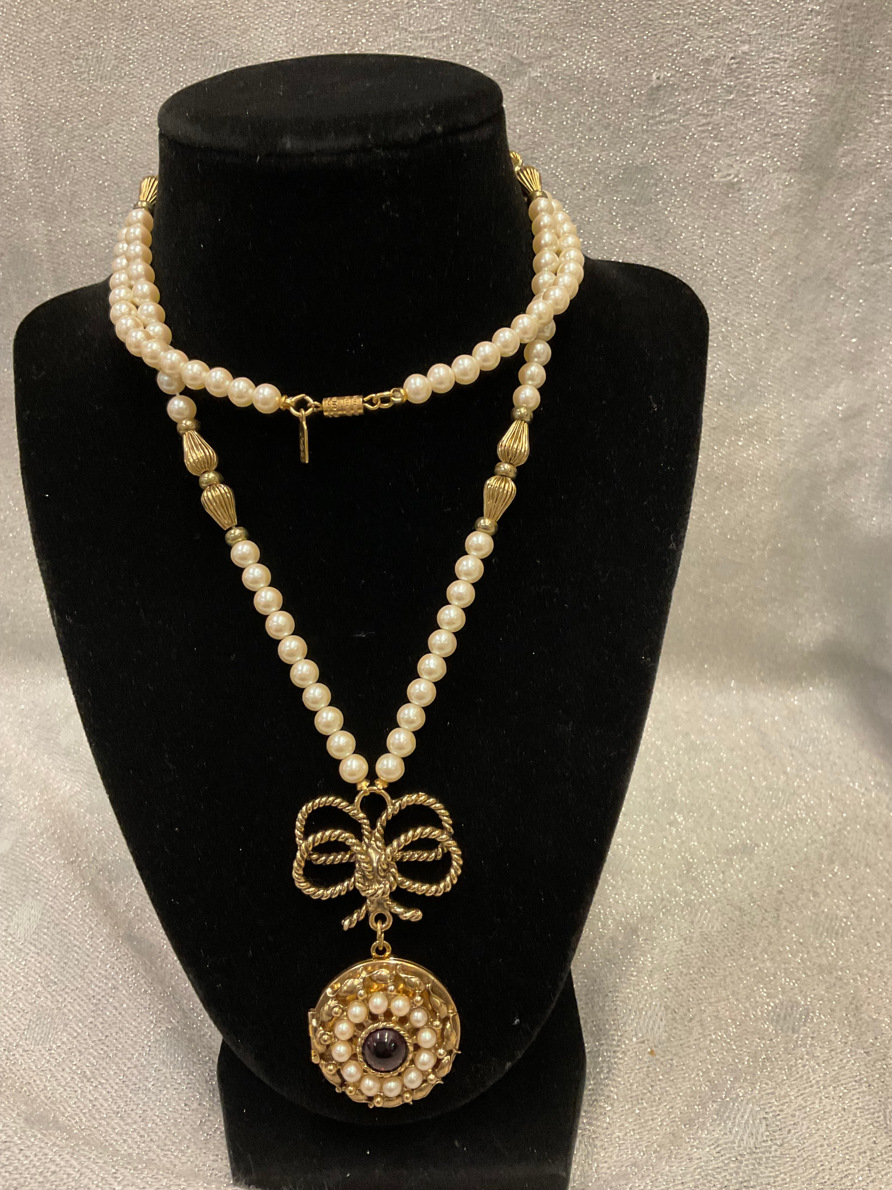 Vintage pearl necklace with pendant