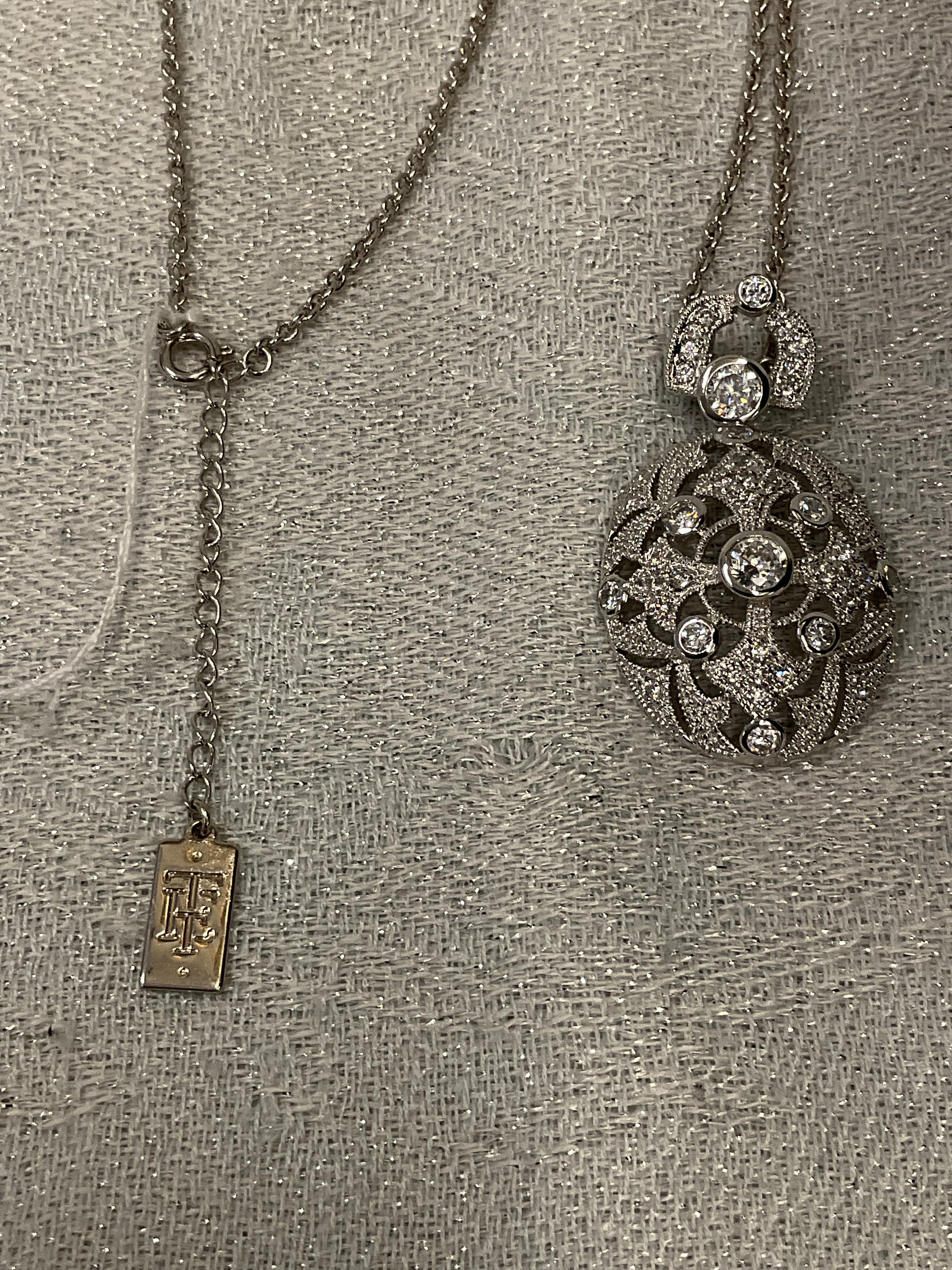 Vintage sterling silver oval pendant necklace