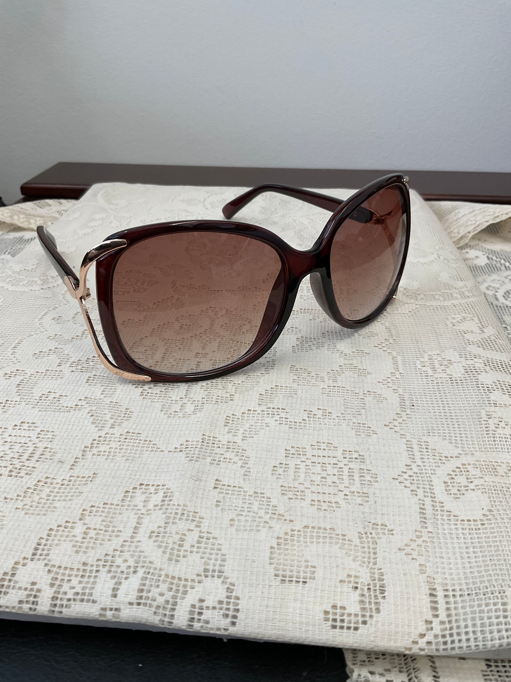 Elizabeth grant Sunglasses gradient lense gold tone