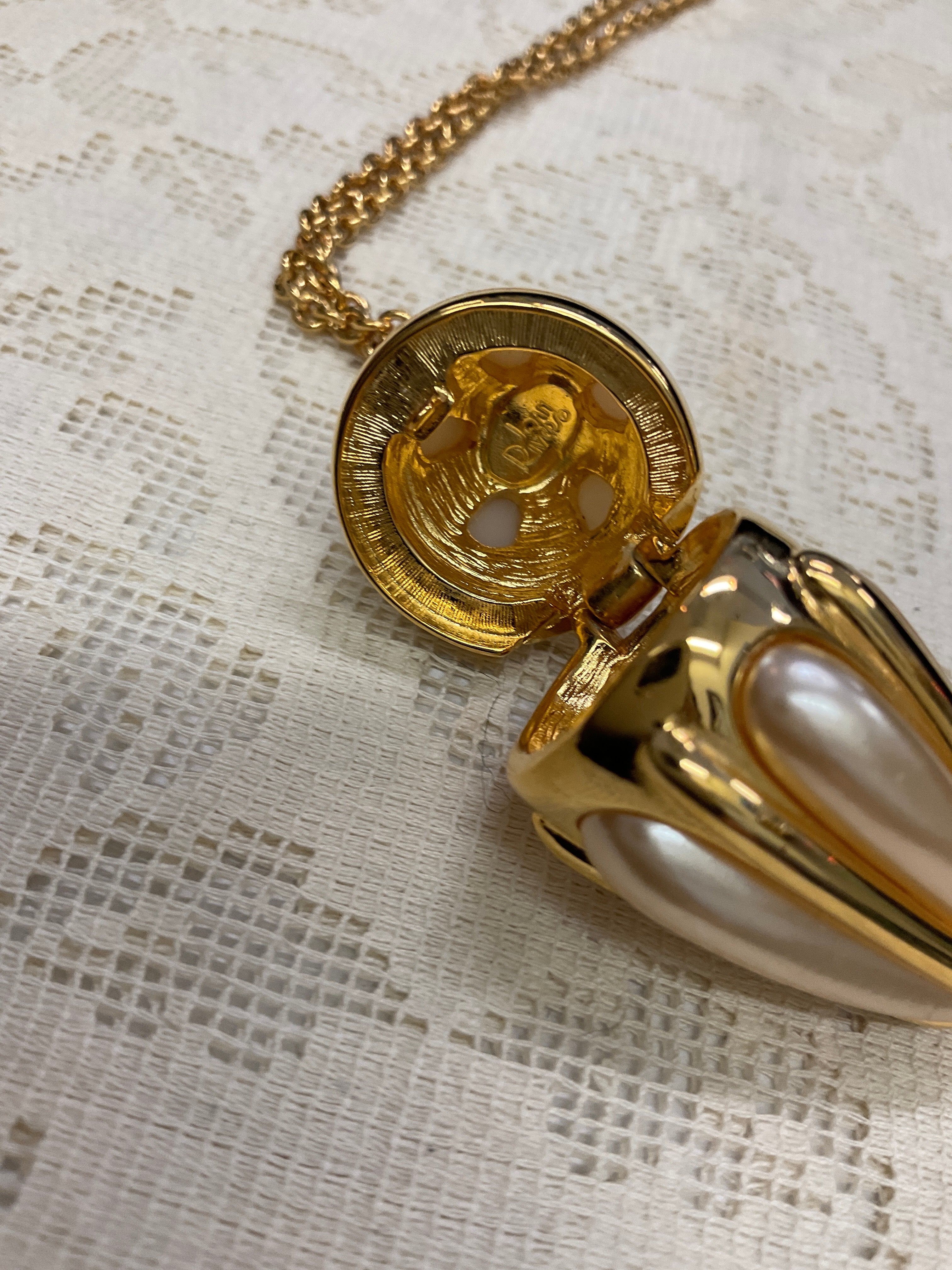 Signed Joan Rivers Vintage New Gold Plated Faux Pearl Pill Box Necklace 32