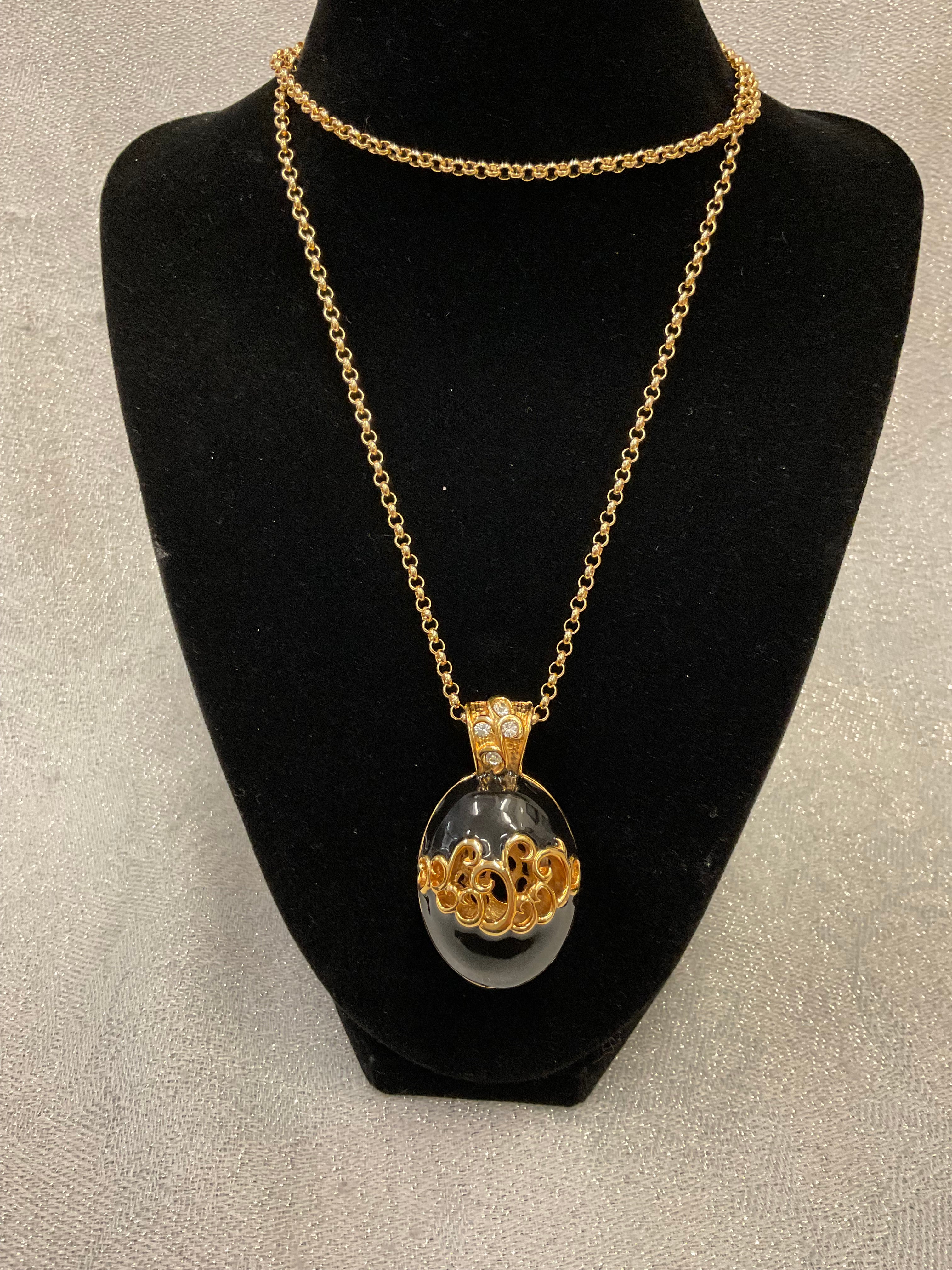 Gold toned pendent necklace