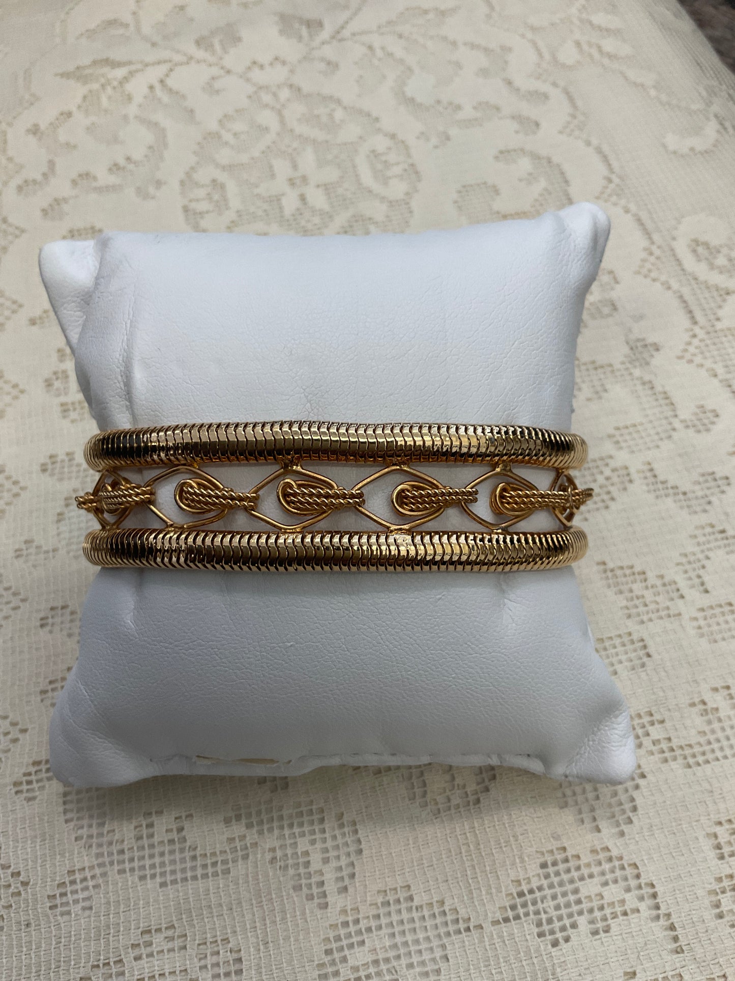 Gold bracelet with clasp closure