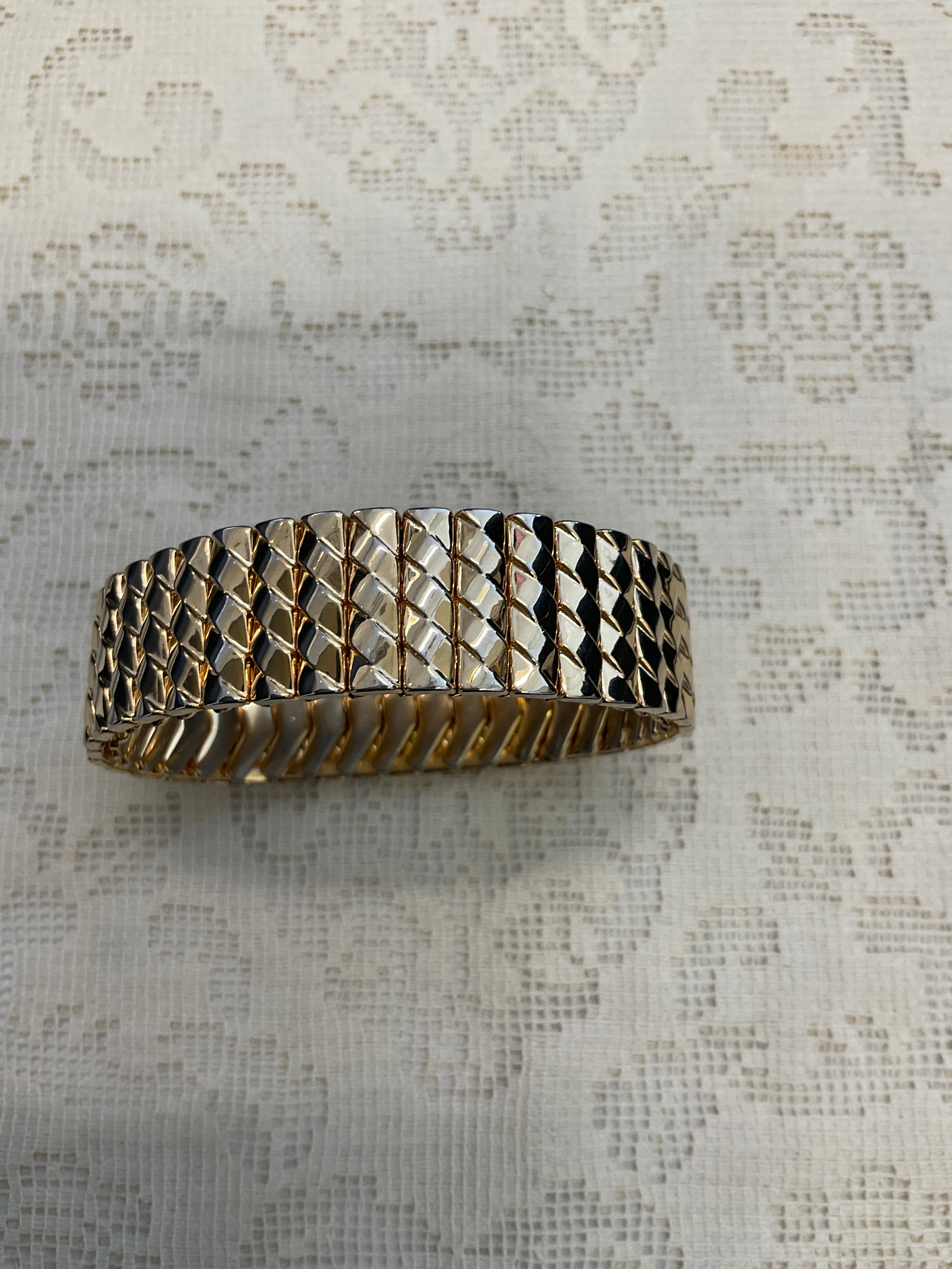 Gold stretchy bracelet