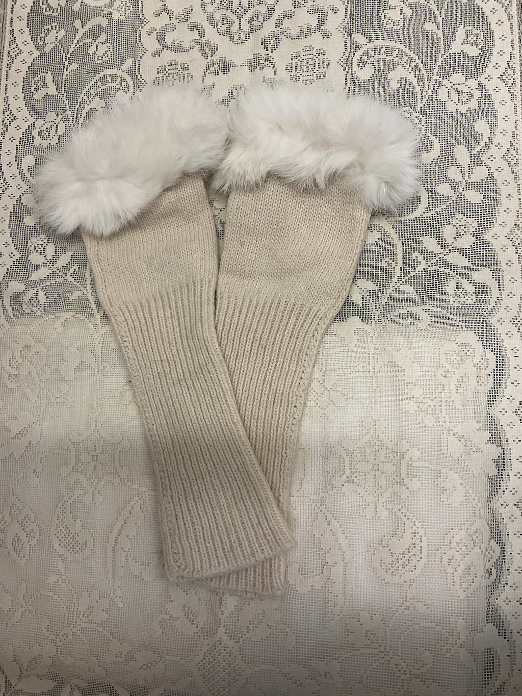 Half gloves with rabbit fur trim