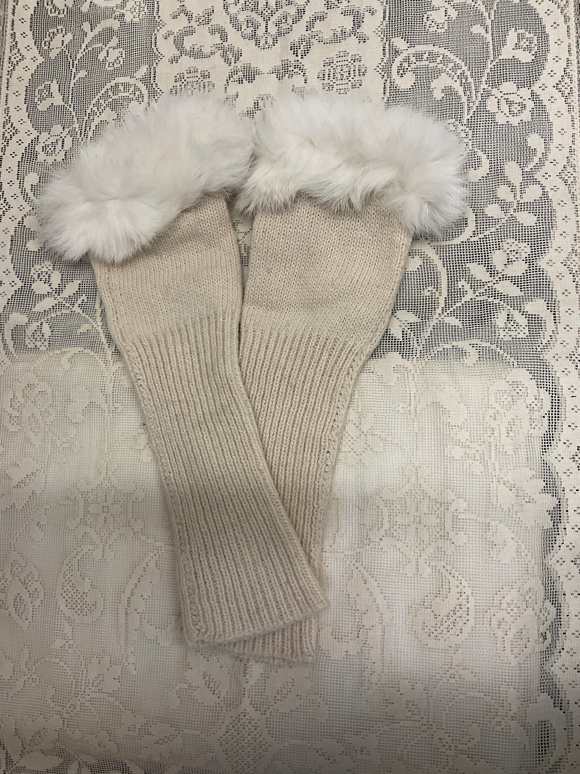Half gloves with rabbit fur trim