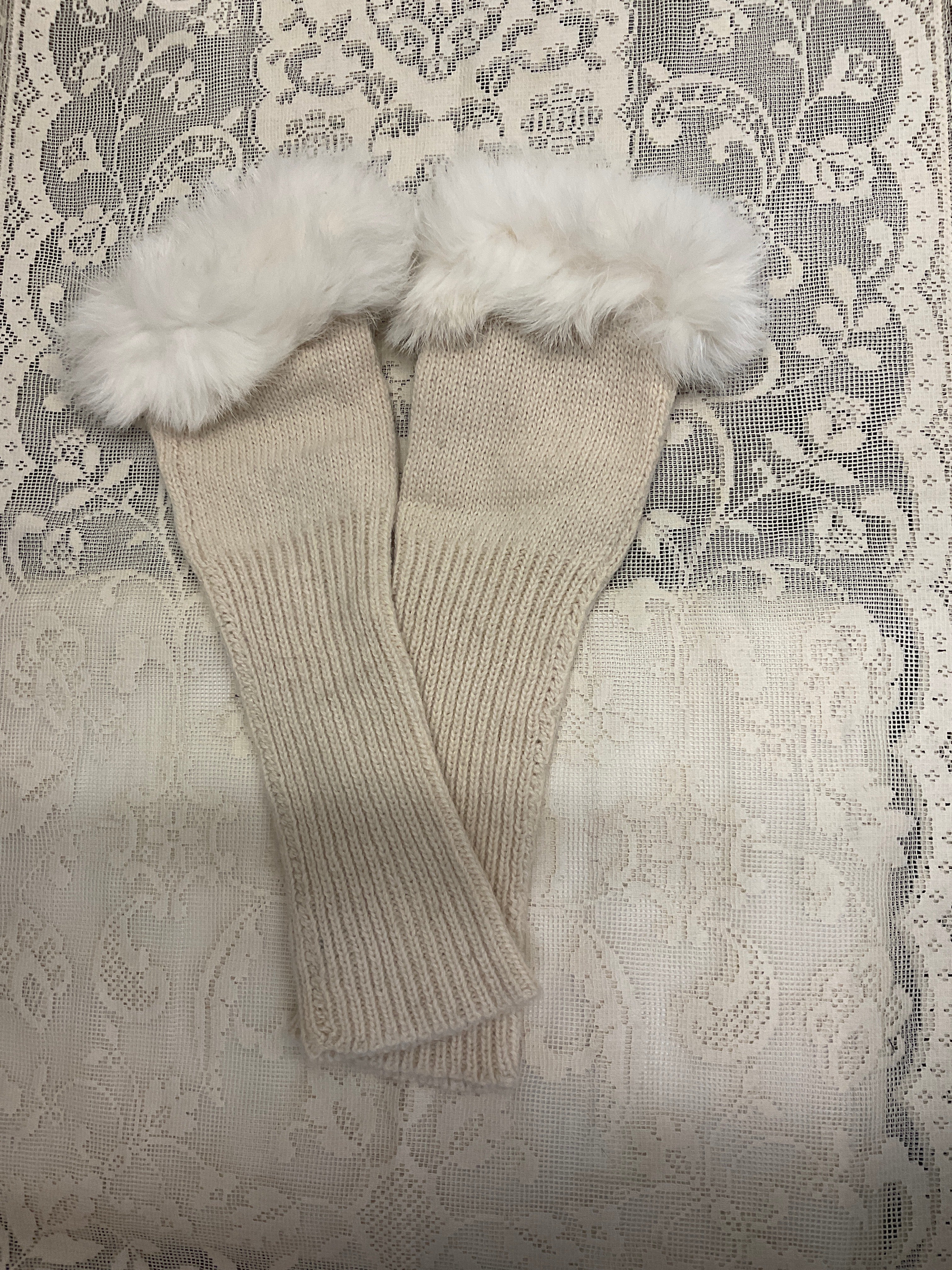 Half gloves with rabbit fur trim