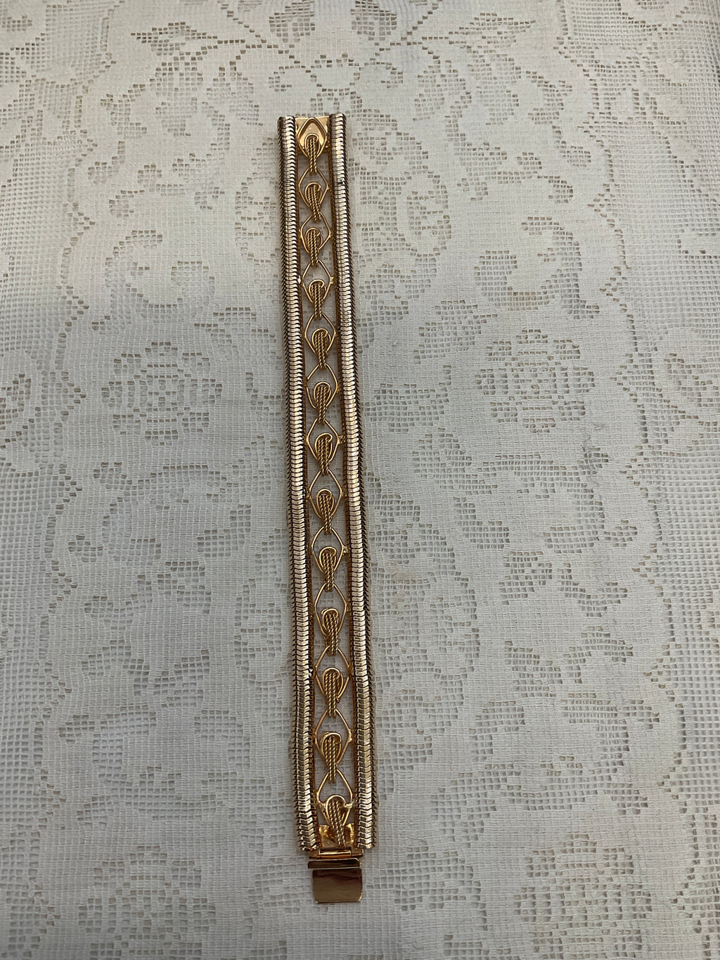 Gold bracelet with clasp closure