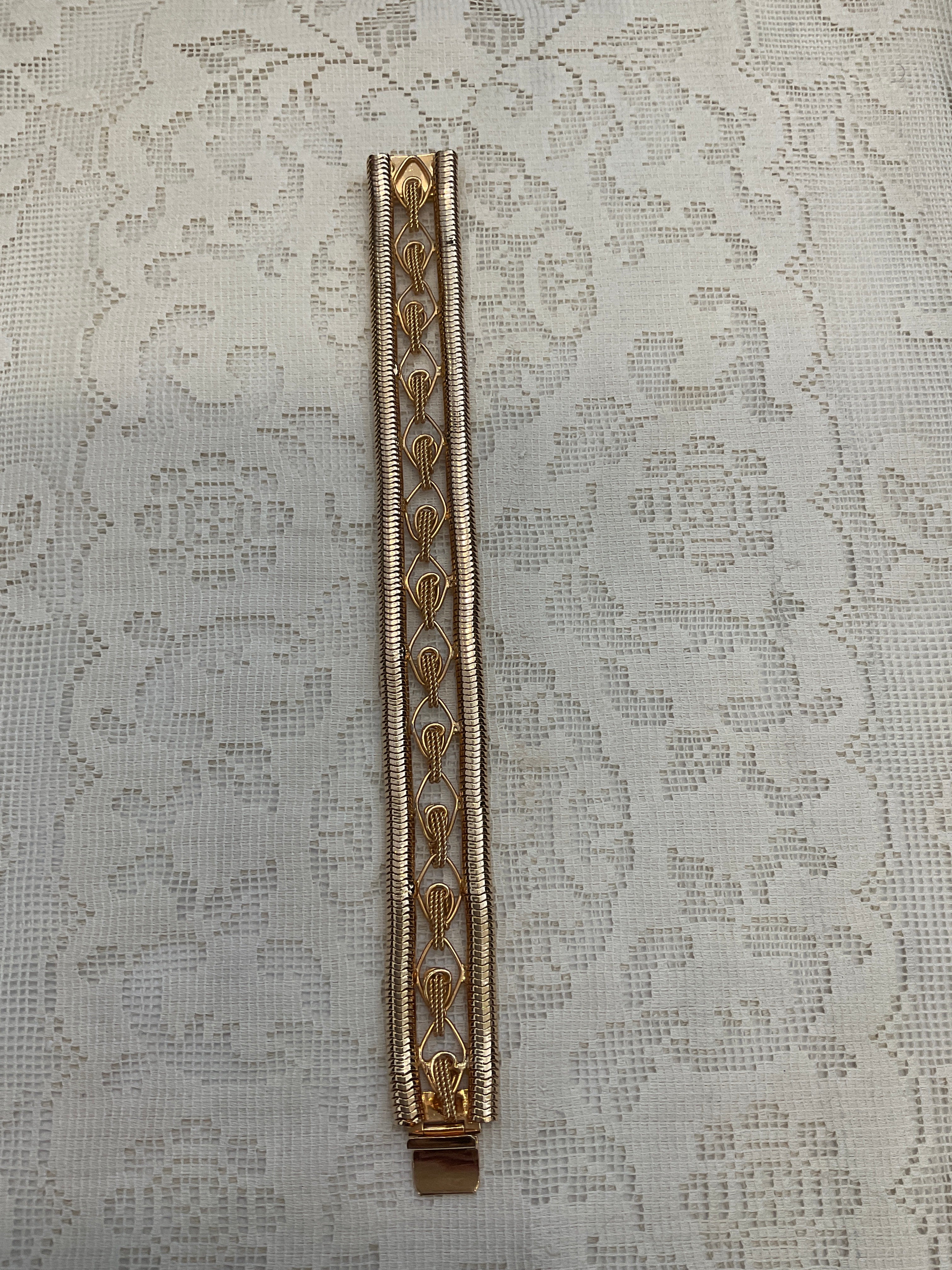 Gold bracelet with clasp closure