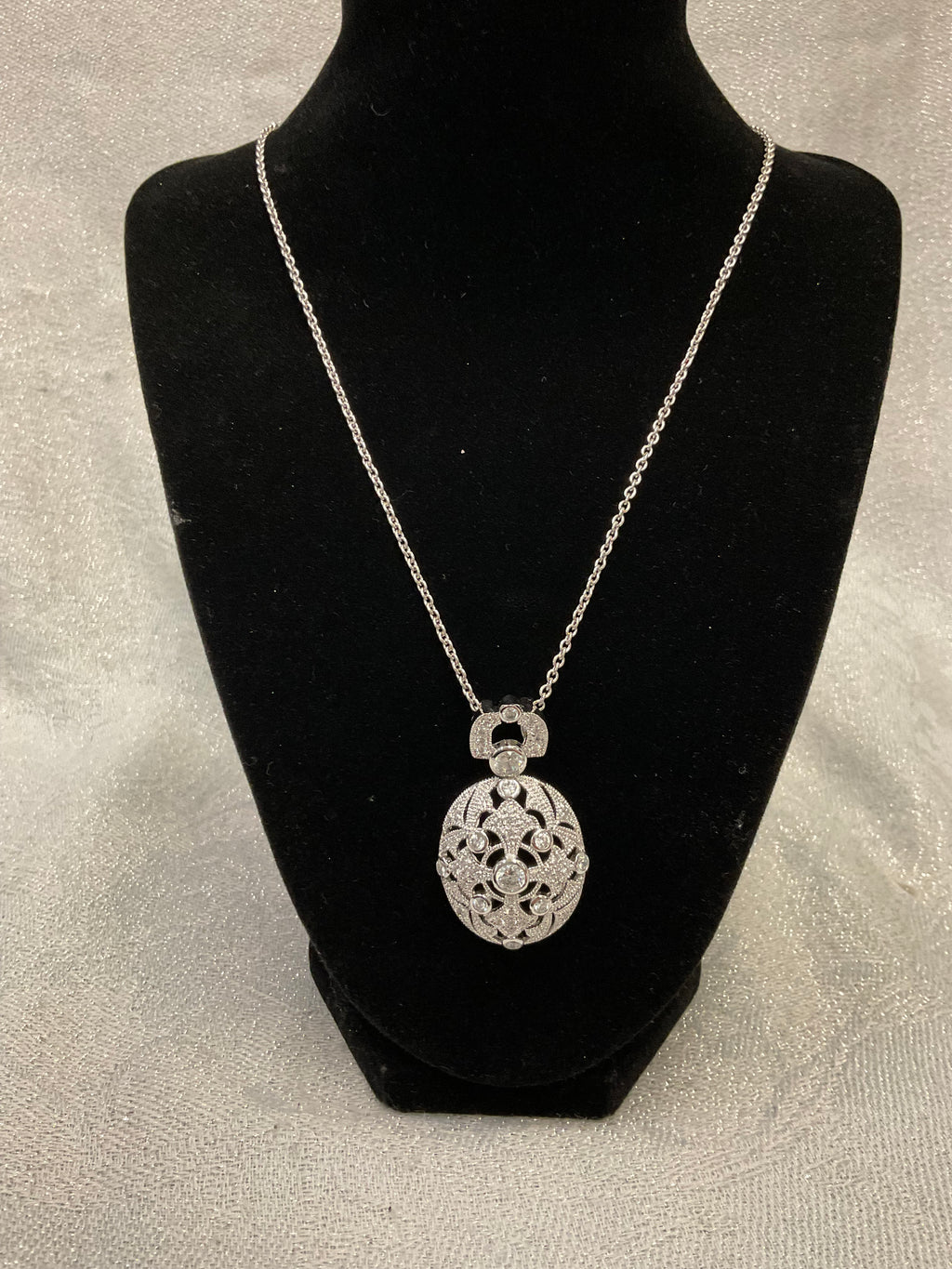 Vintage sterling silver oval pendant necklace