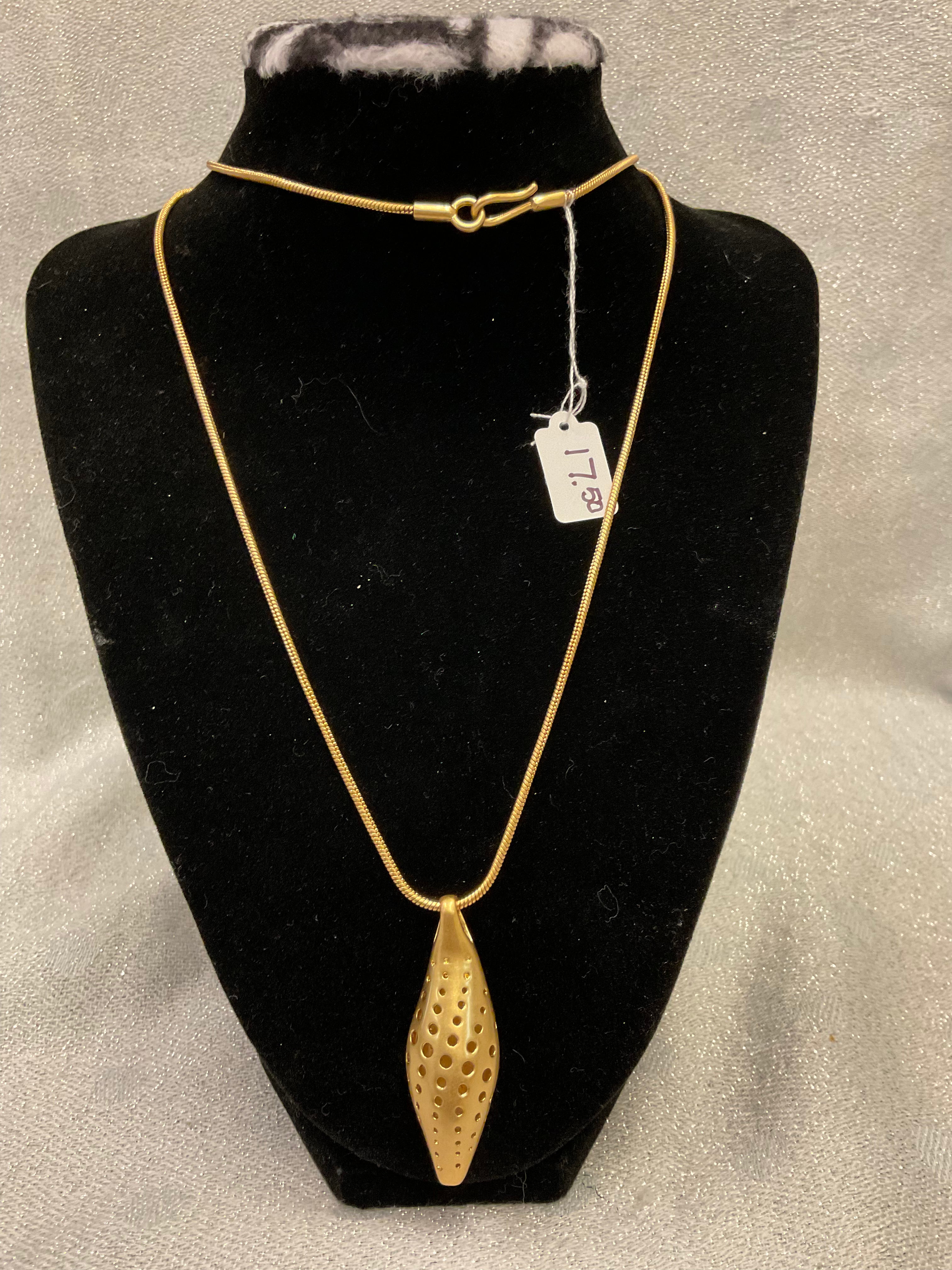Gold necklace with pendant