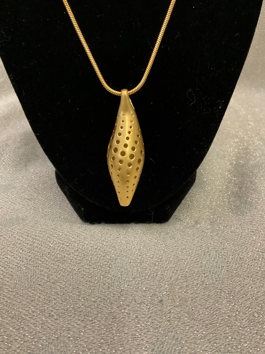 Gold necklace with pendant