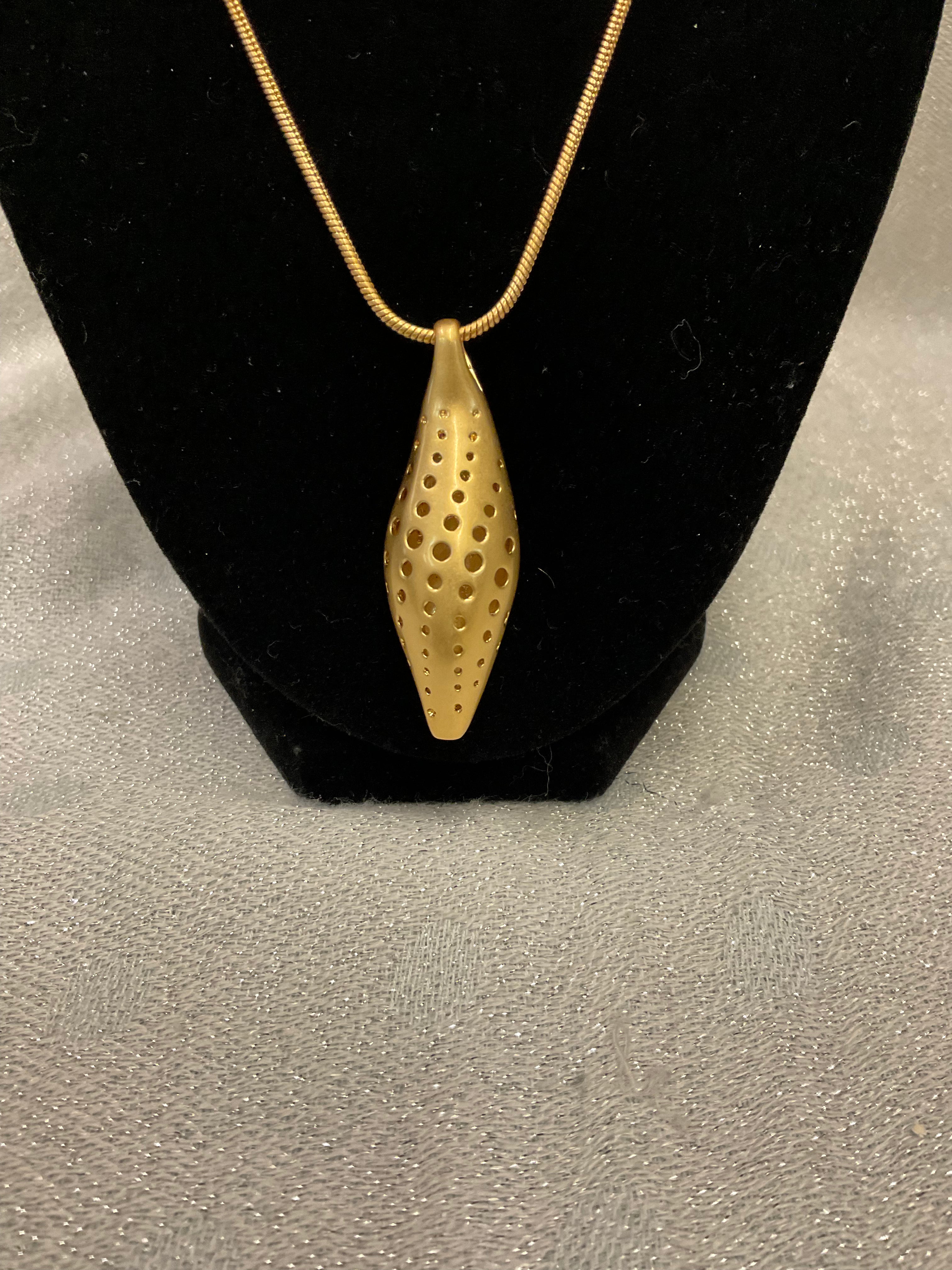 Gold necklace with pendant