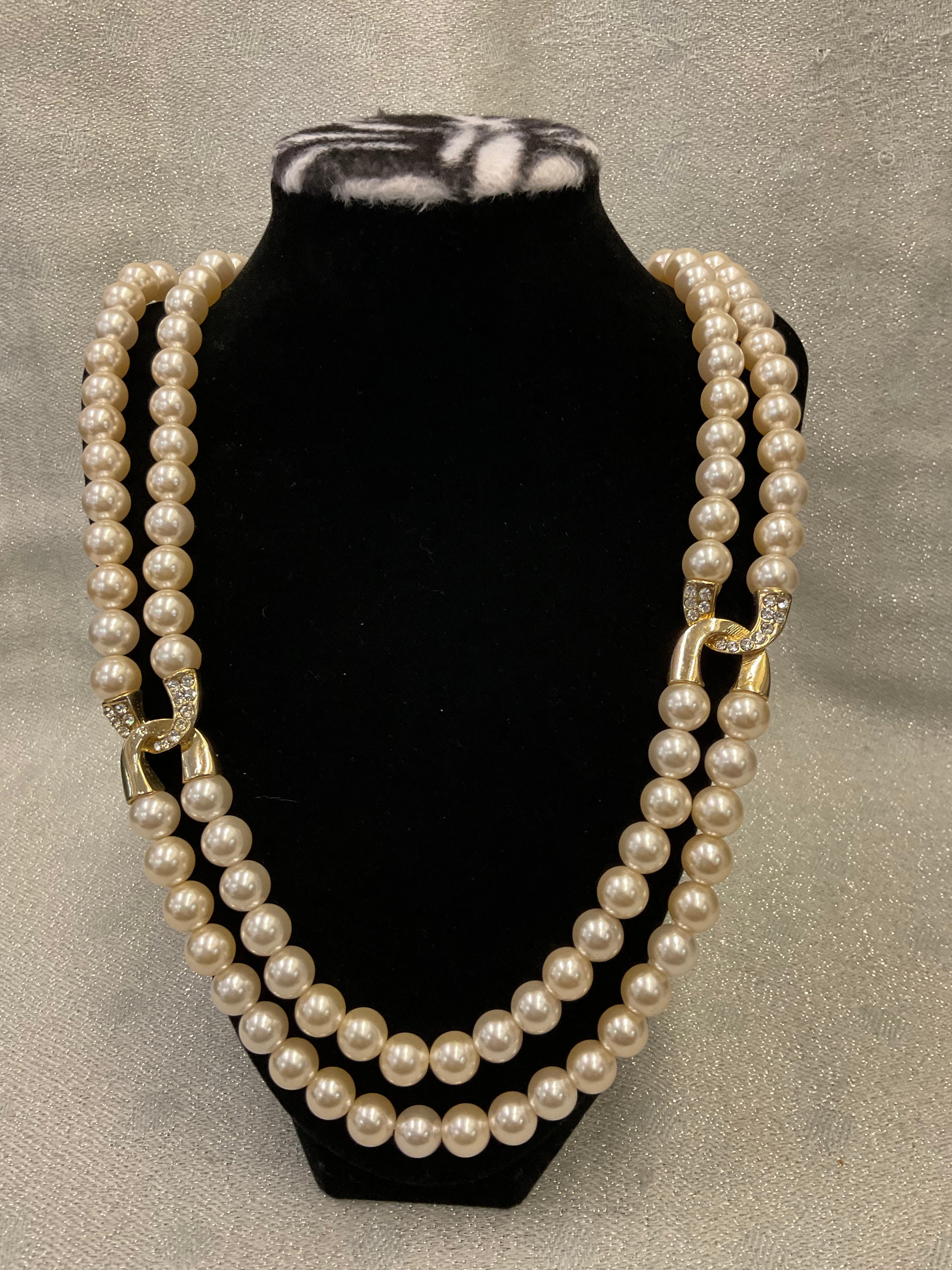 Faux vintage pearl necklace