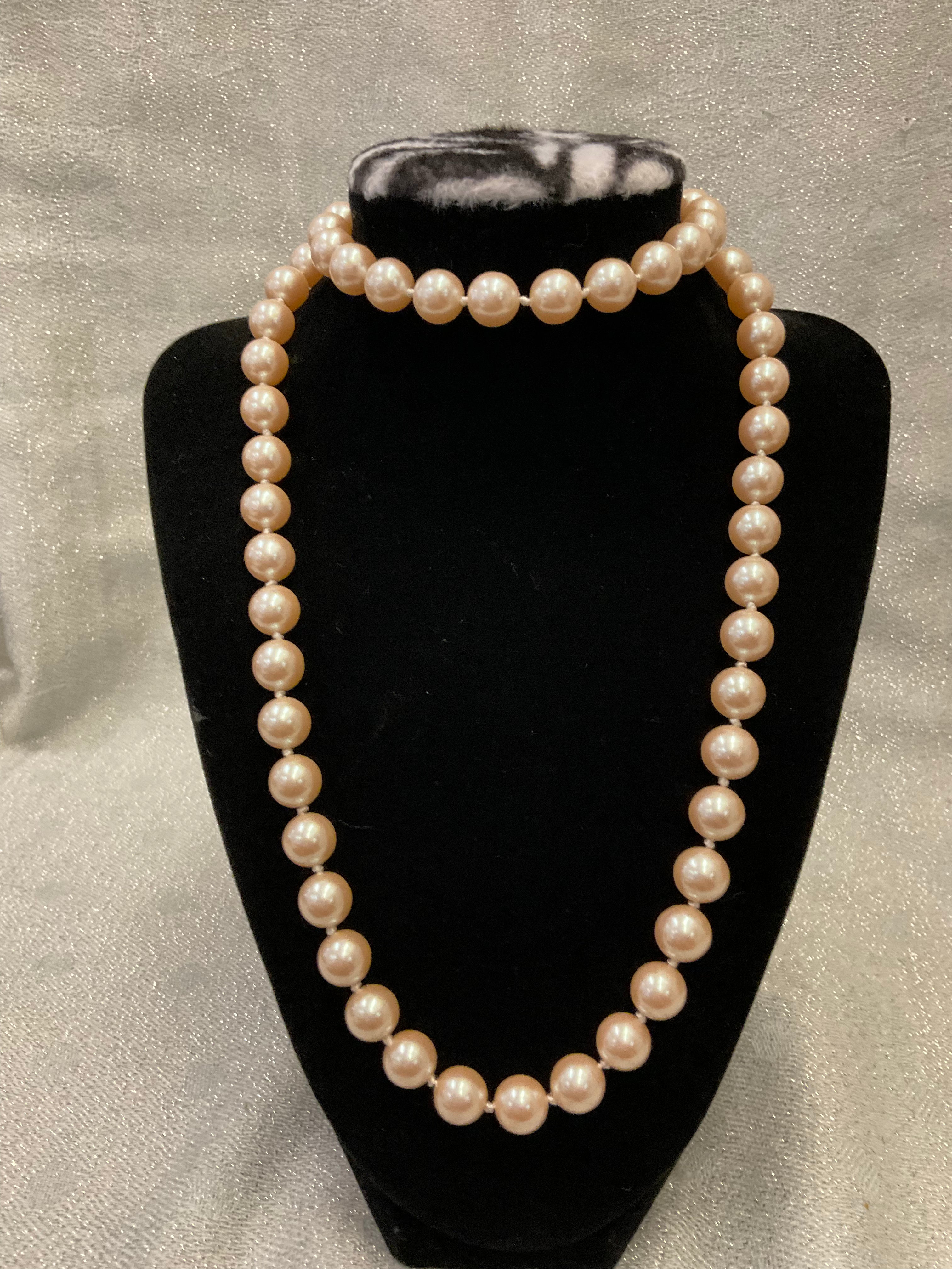 Pearl necklace with silver clasp