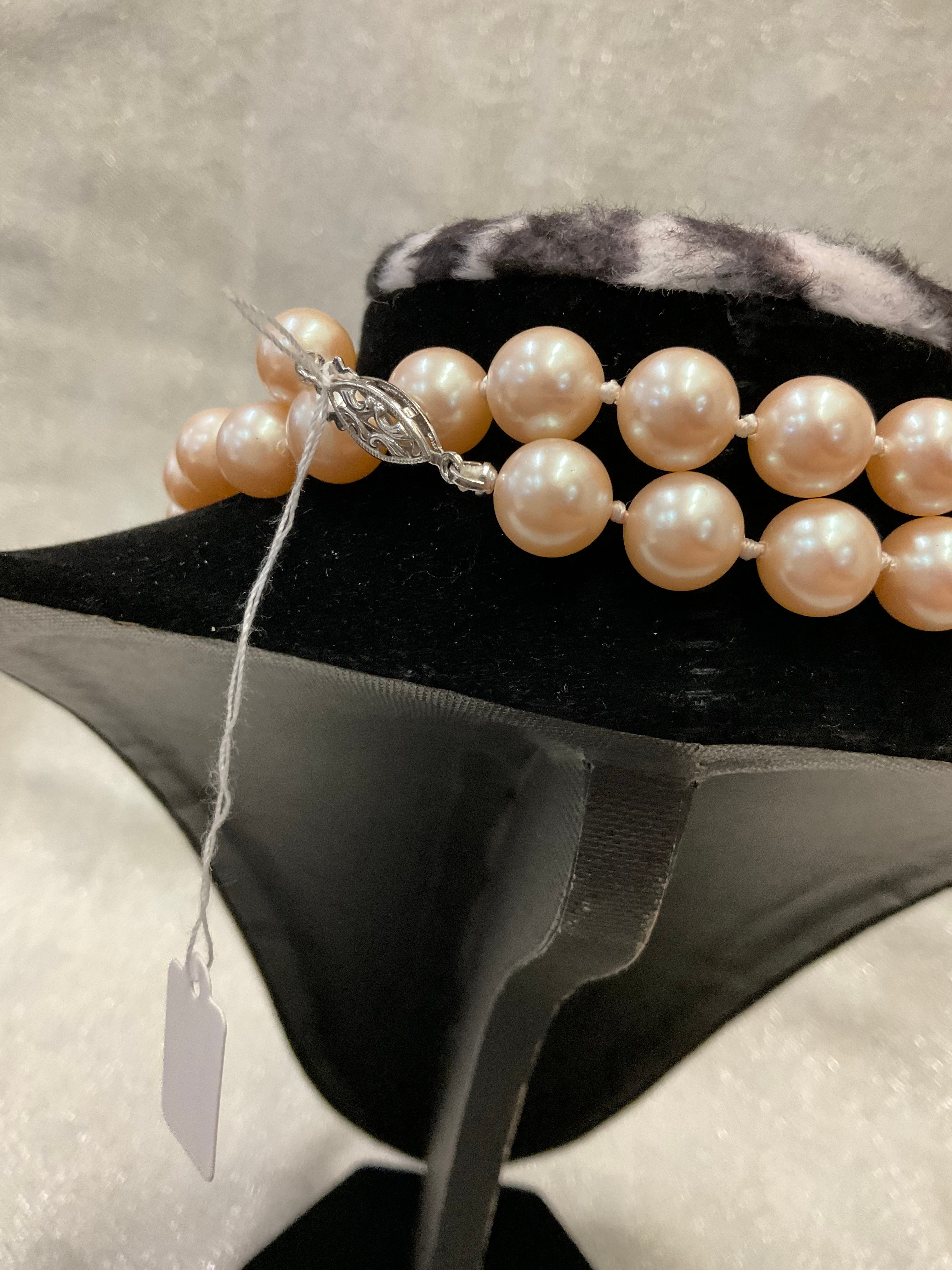 Pearl necklace with silver clasp