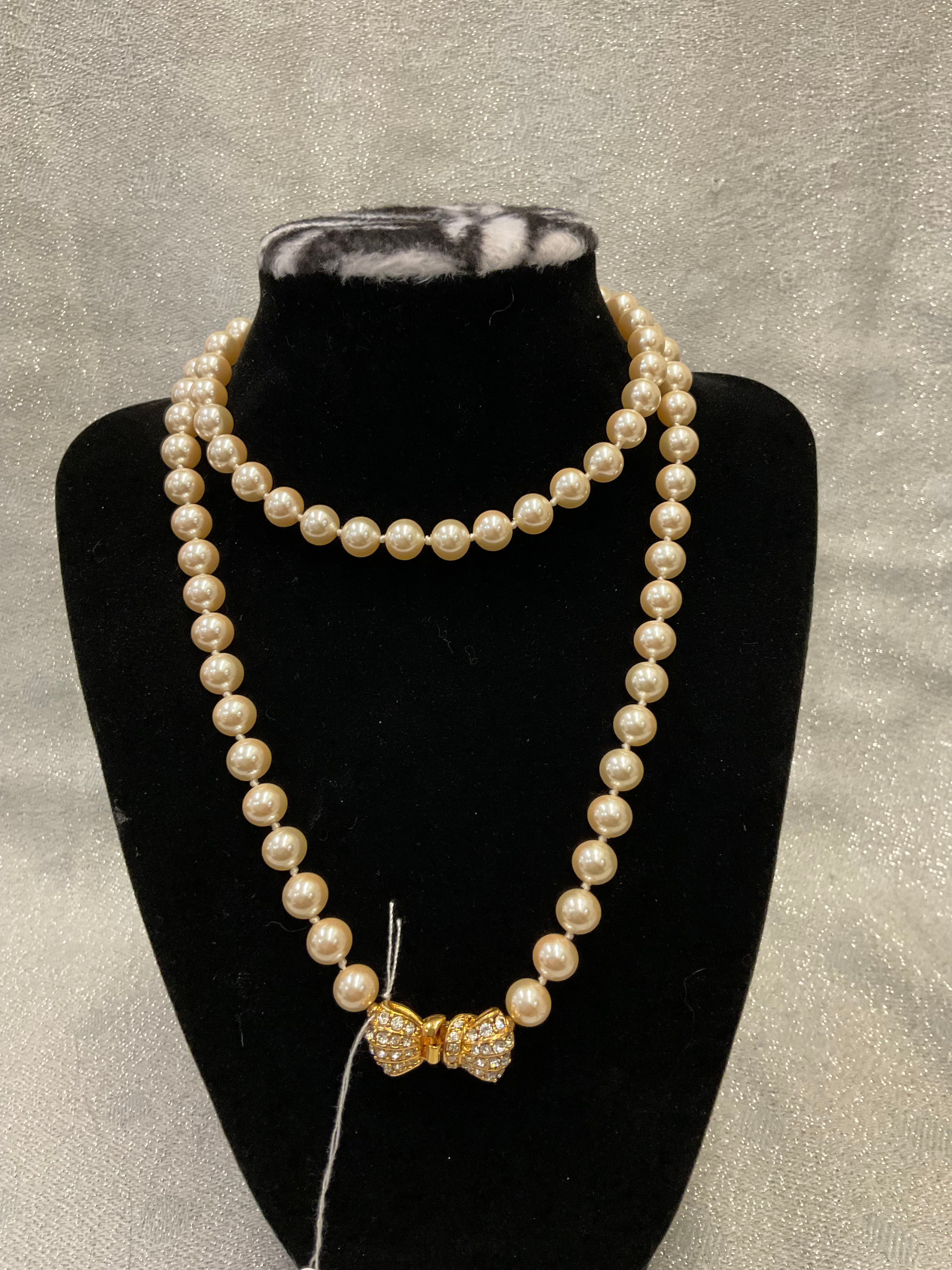 Vintage pearl necklace with bow clasp