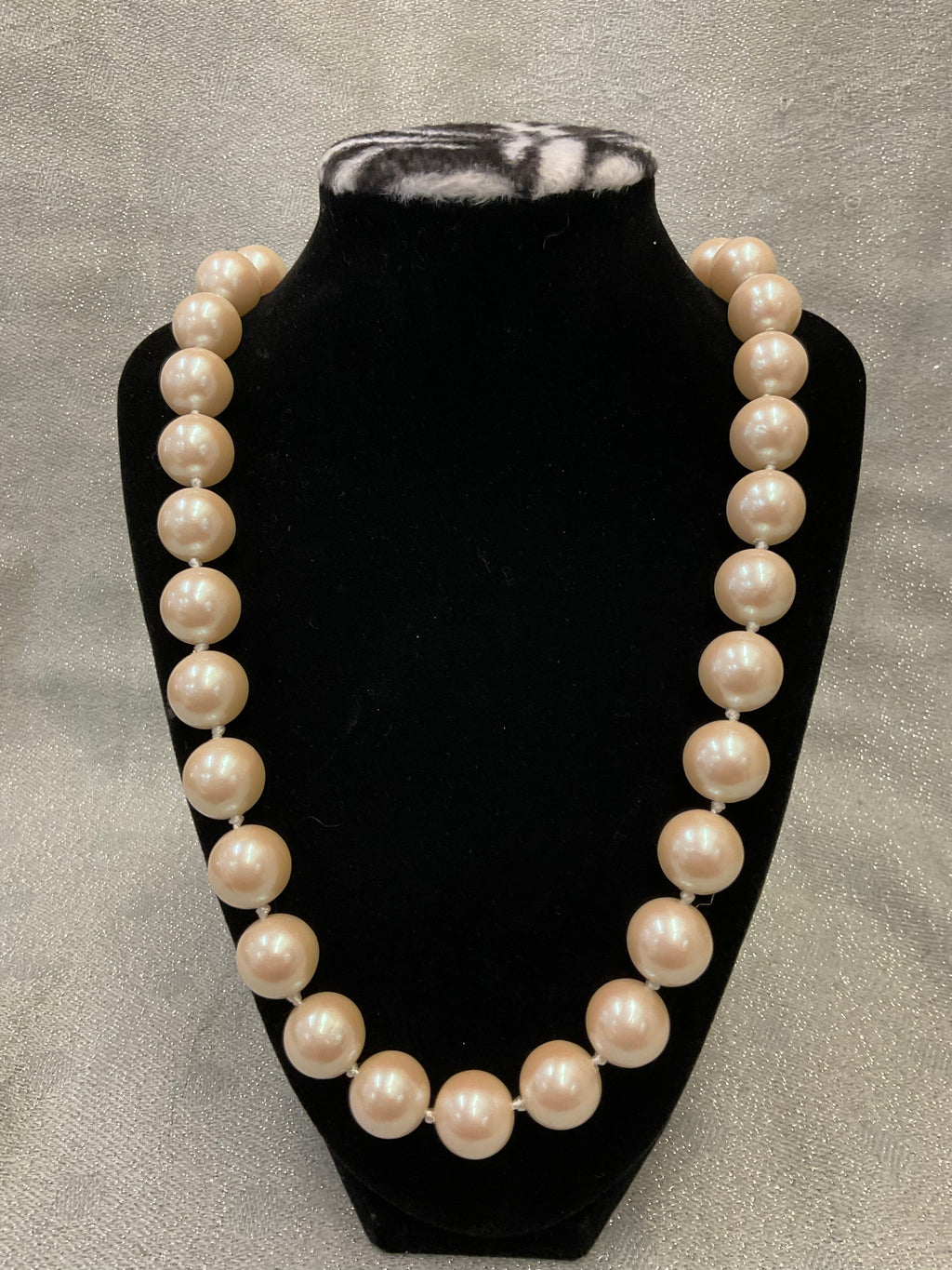 Chunky pearl necklace