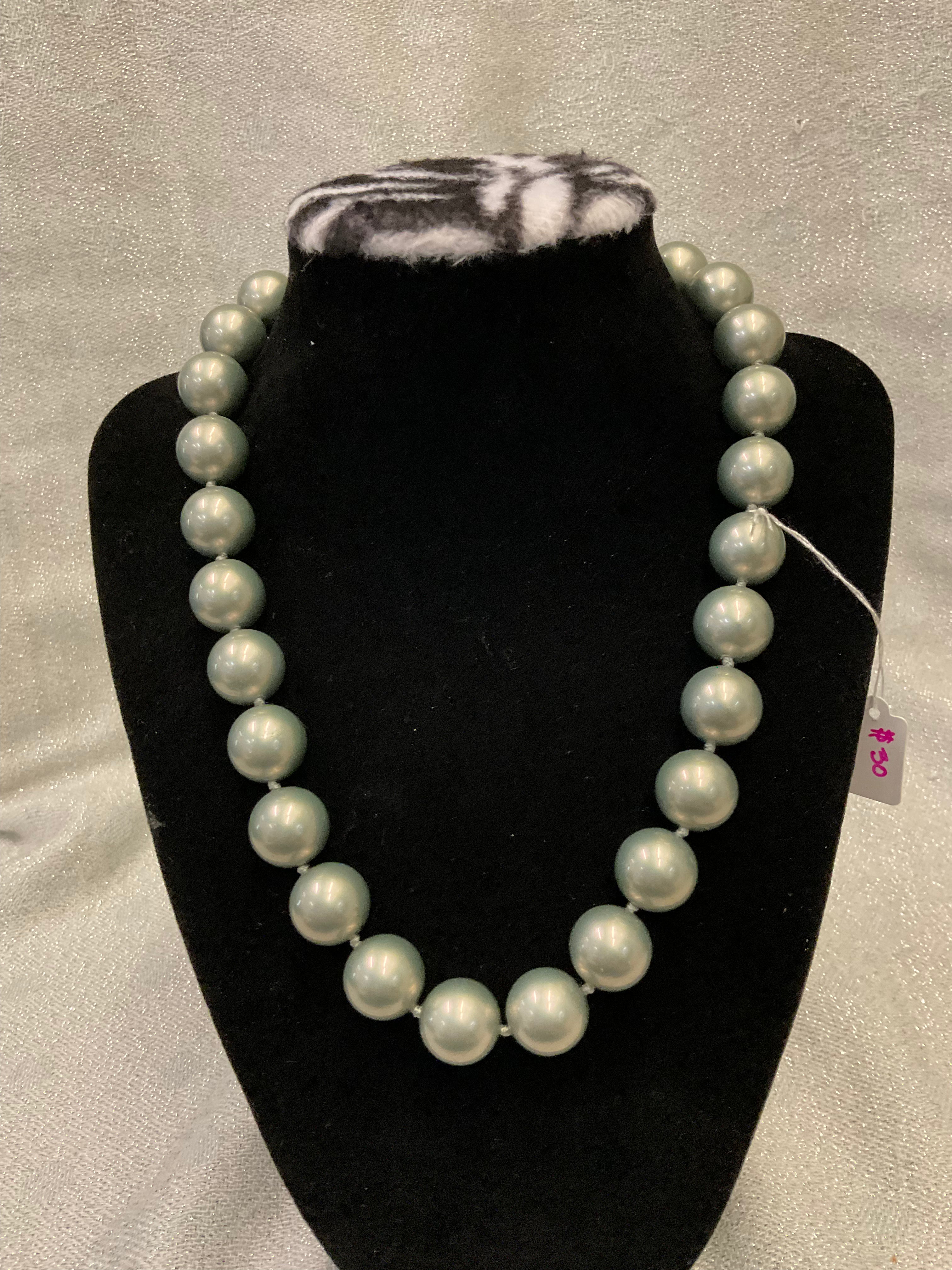 Vintage green pearl necklace