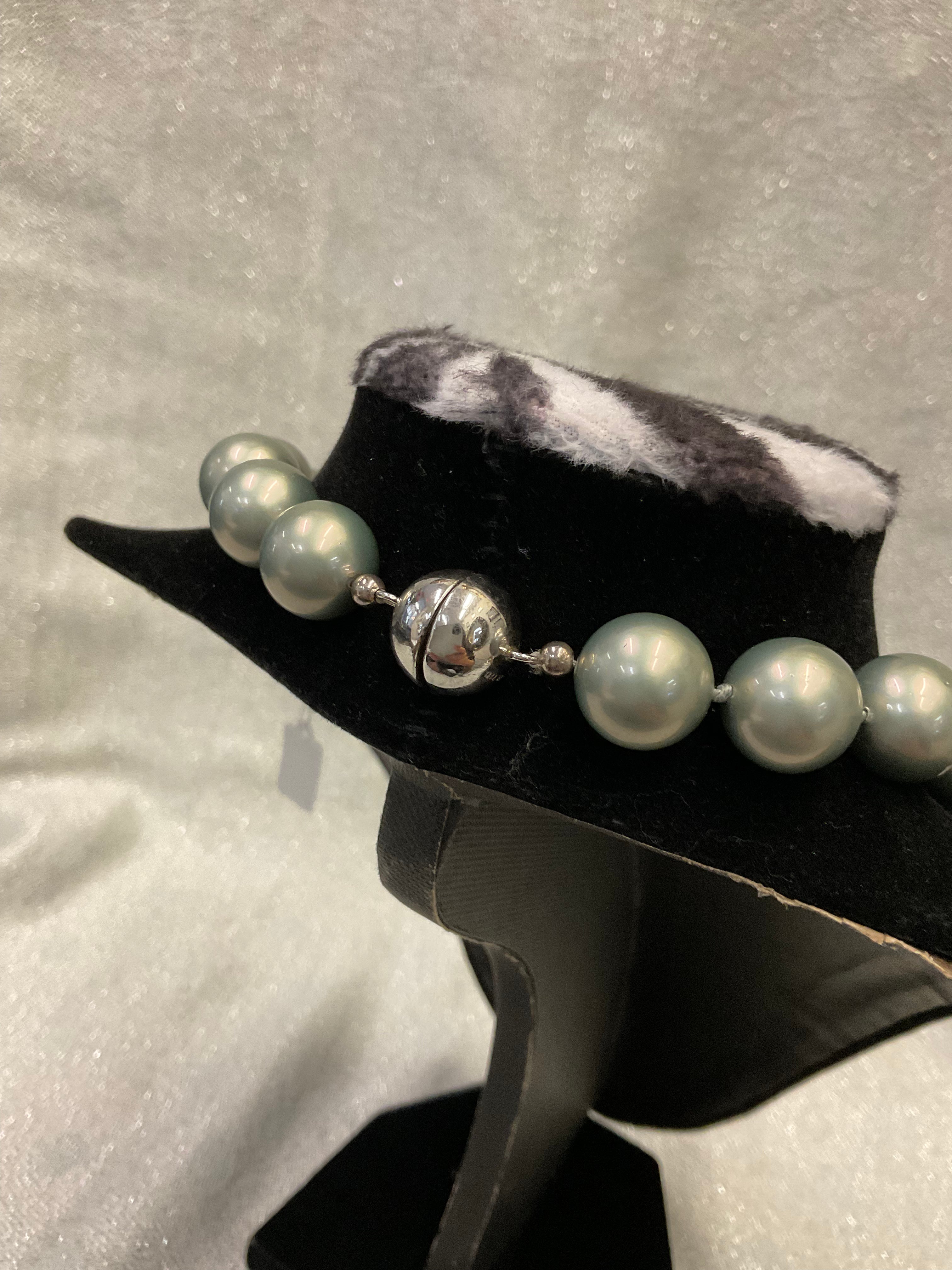 Vintage green pearl necklace