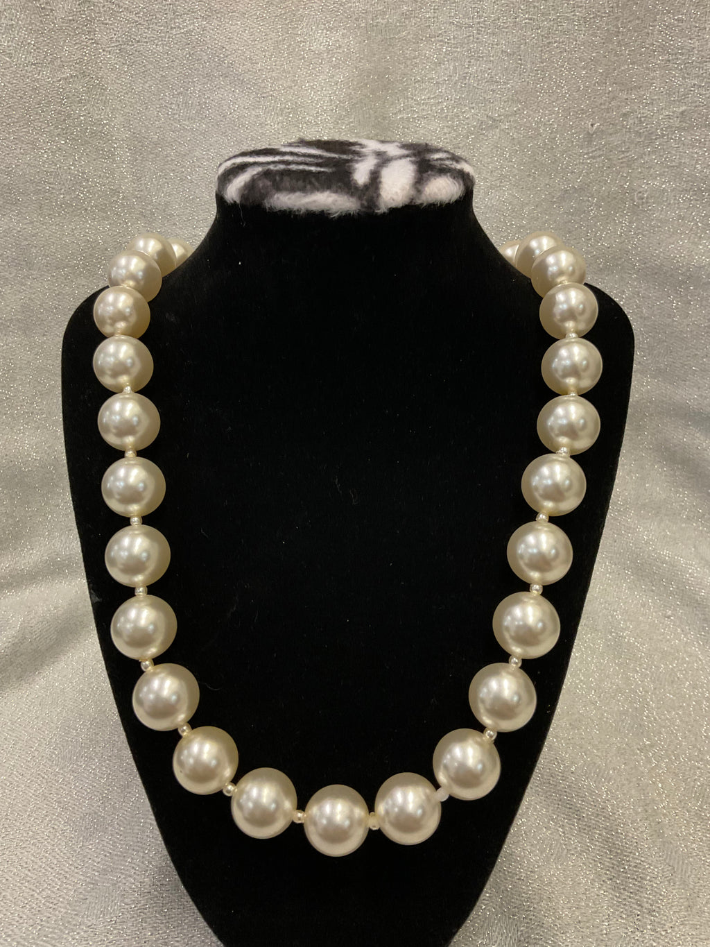Chunky pearl necklace