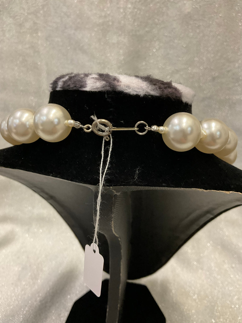 Chunky pearl necklace