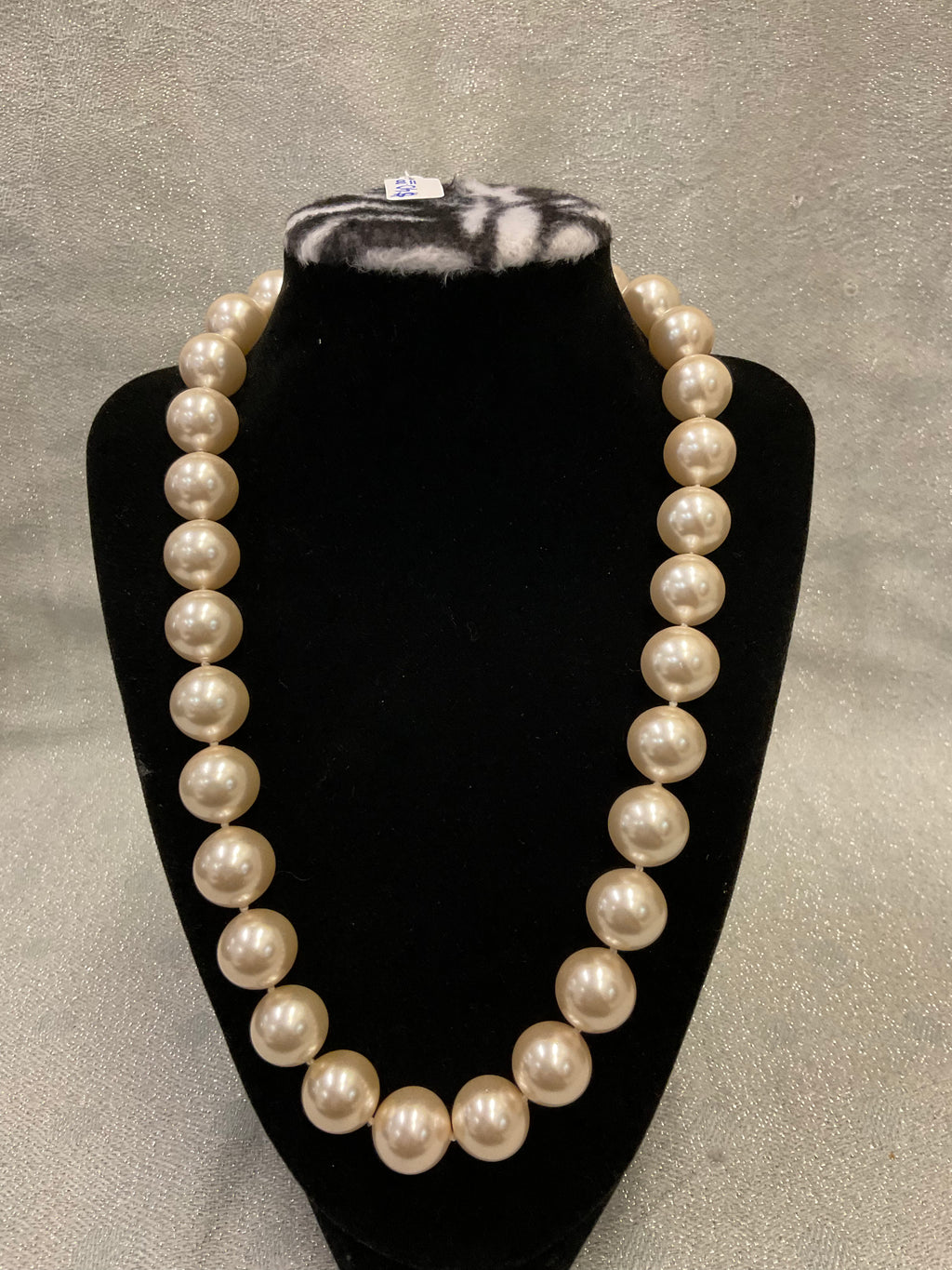 Pearl necklace with decorative clasp