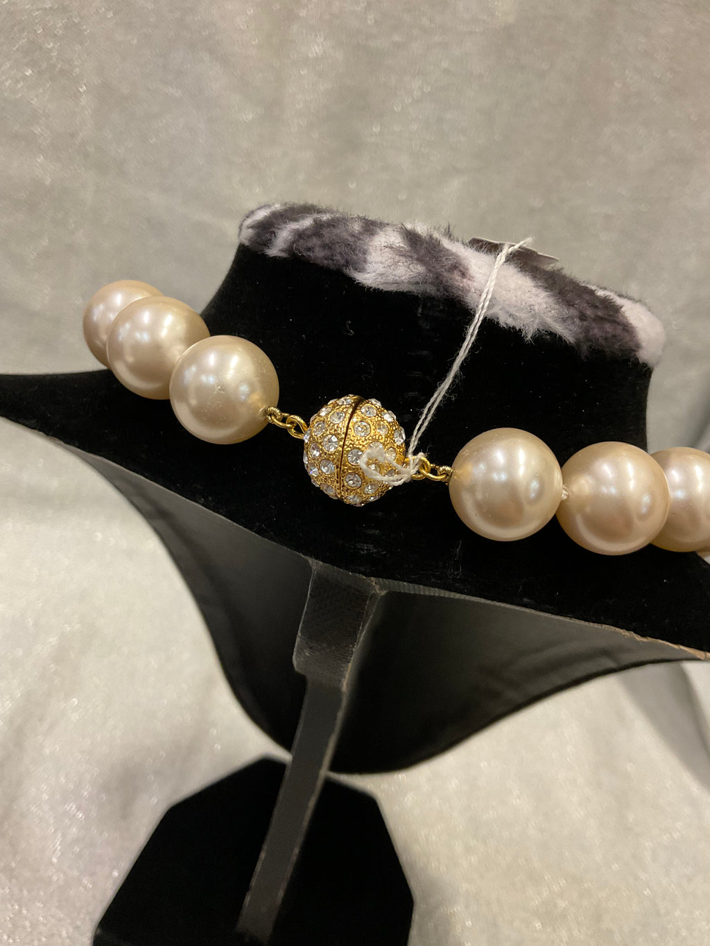 Pearl necklace with decorative clasp