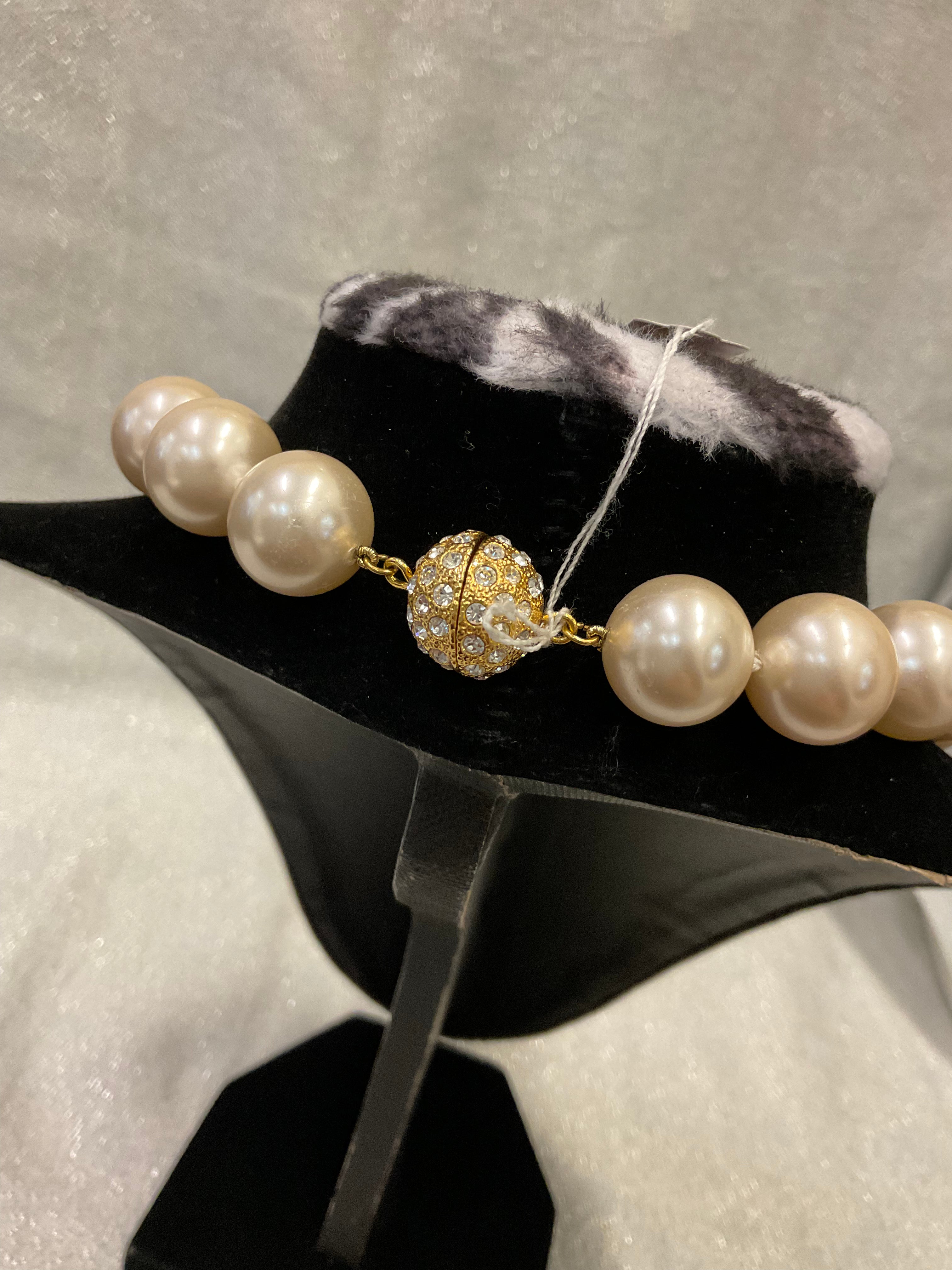 Pearl necklace with decorative clasp