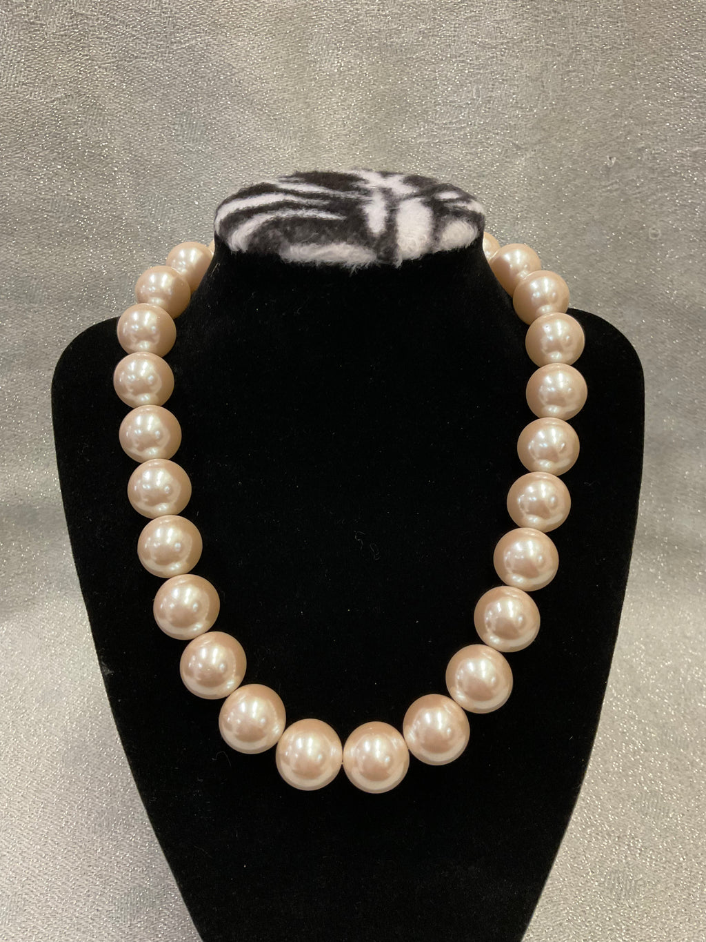 Pearl necklace with chunky decorative clasp