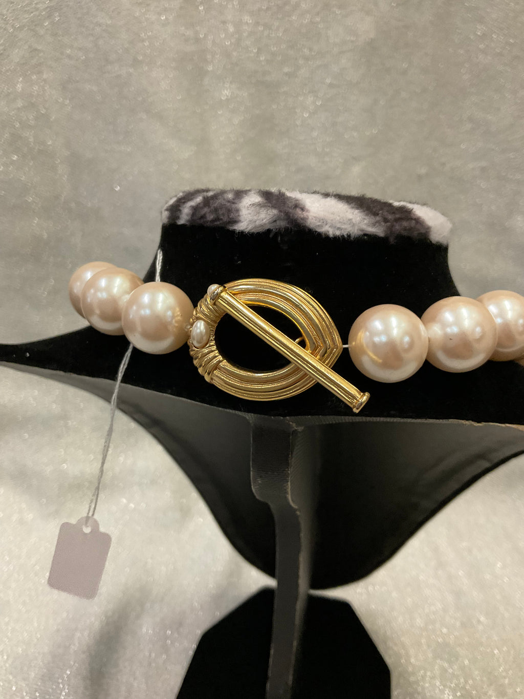 Pearl necklace with chunky decorative clasp