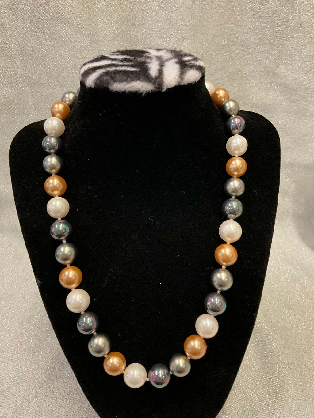 Multi colour pearl necklace