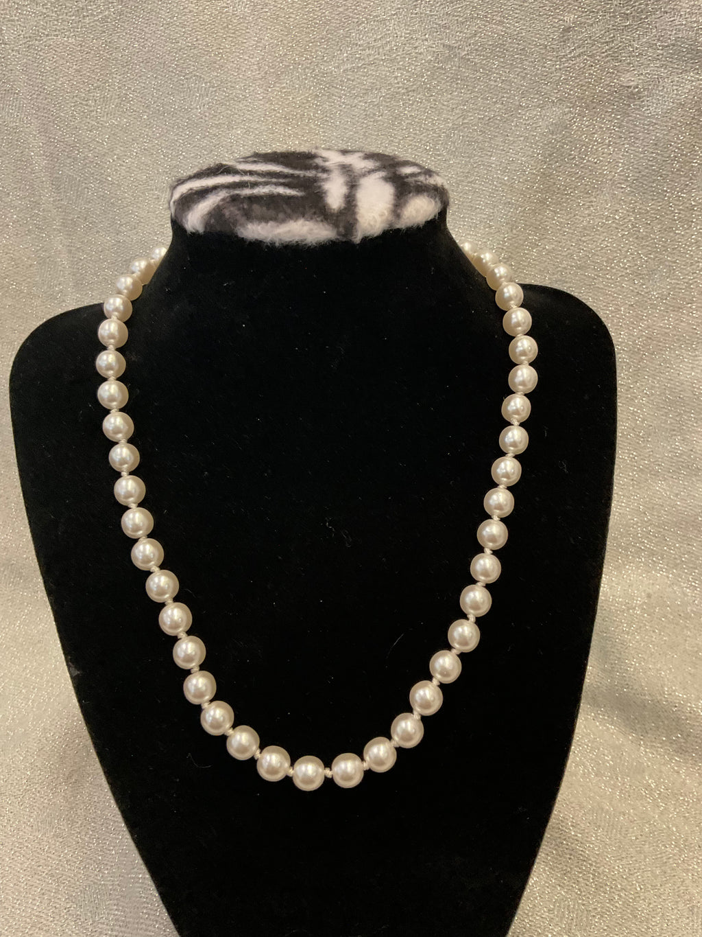 Small pearl necklace with gold clasp