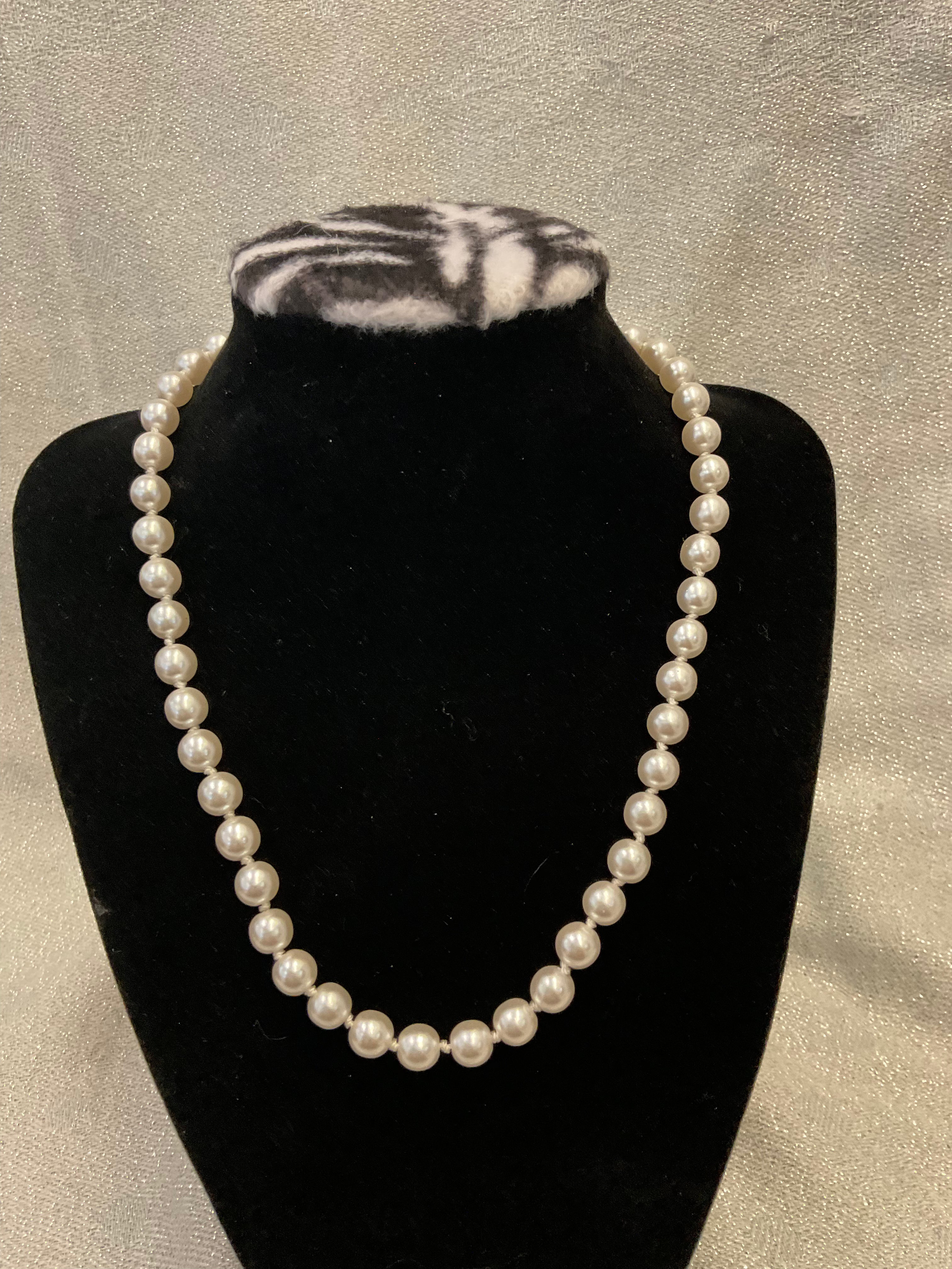 Small pearl necklace with gold clasp