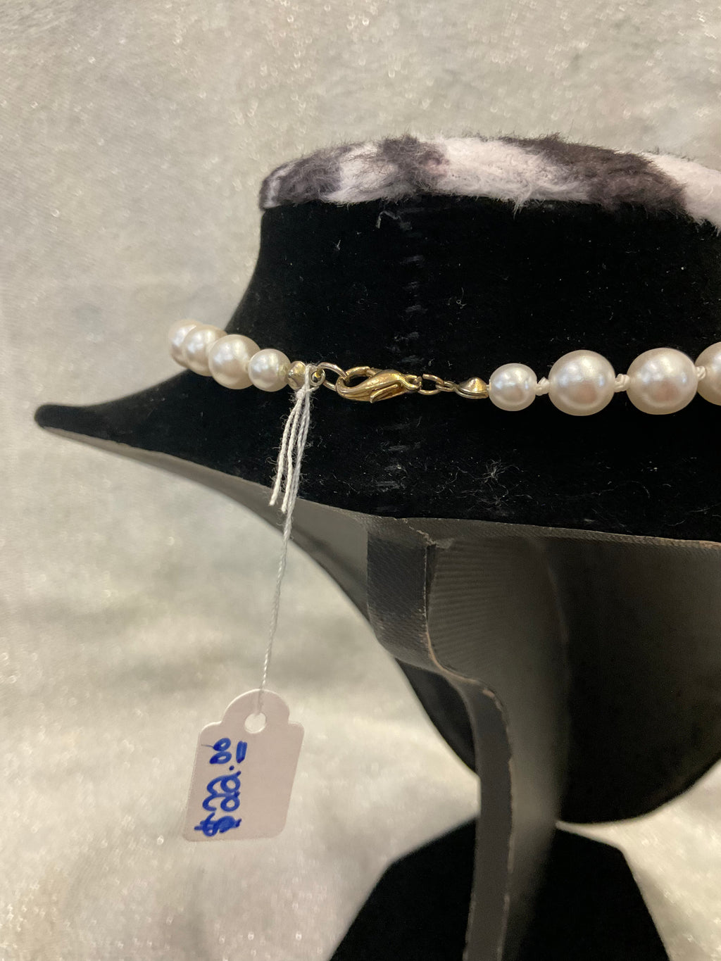 Small pearl necklace with gold clasp