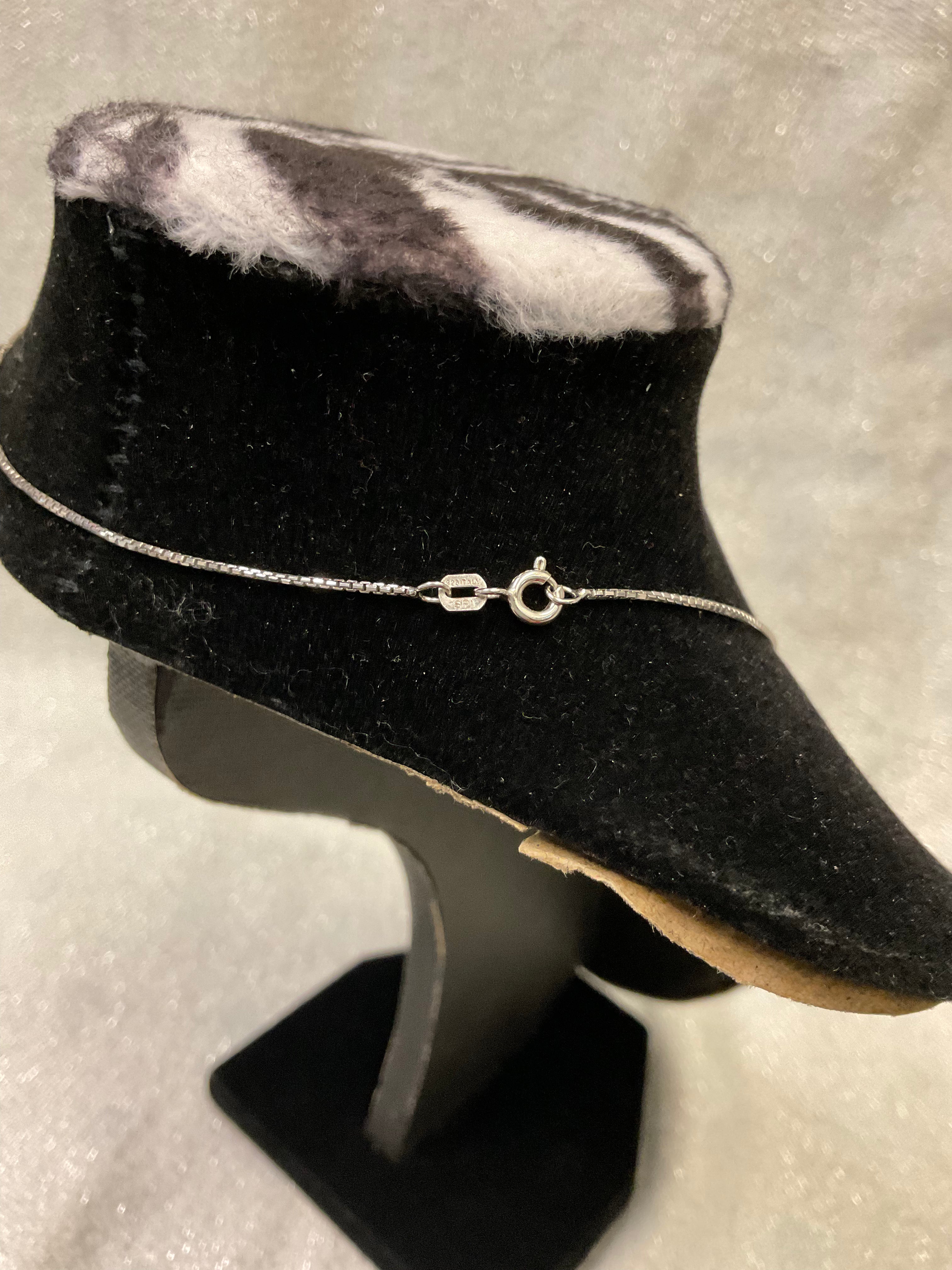 Marketplace Listing: Sterling Silver Chain & Turquoise Pendant
Stunning Vintage Jewelry Great Gift or Statement Piece!