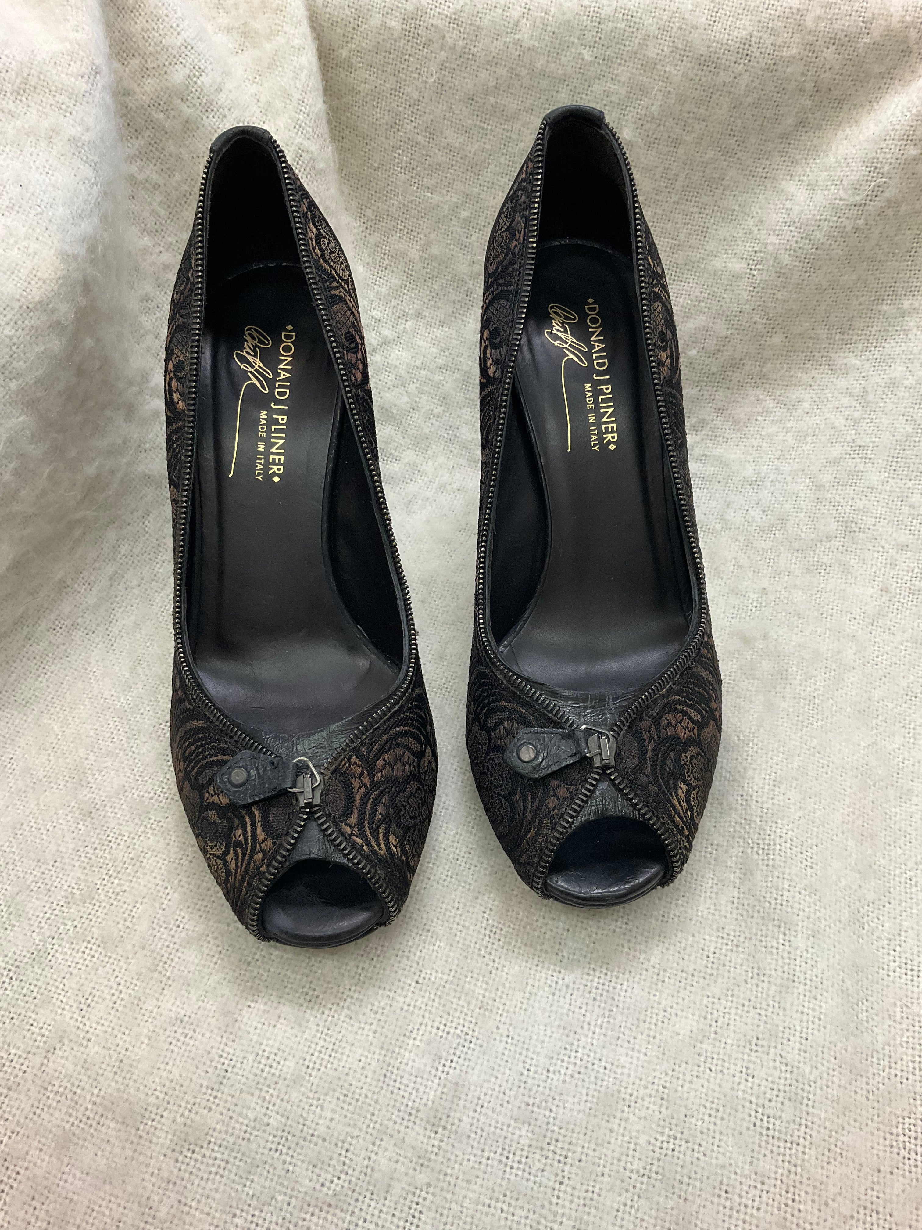 Stylish Donald J Pliner peep toe heels. Shoes have black and brown patterned fabric with decorative zippers. Made in Italy. Size 9.5M