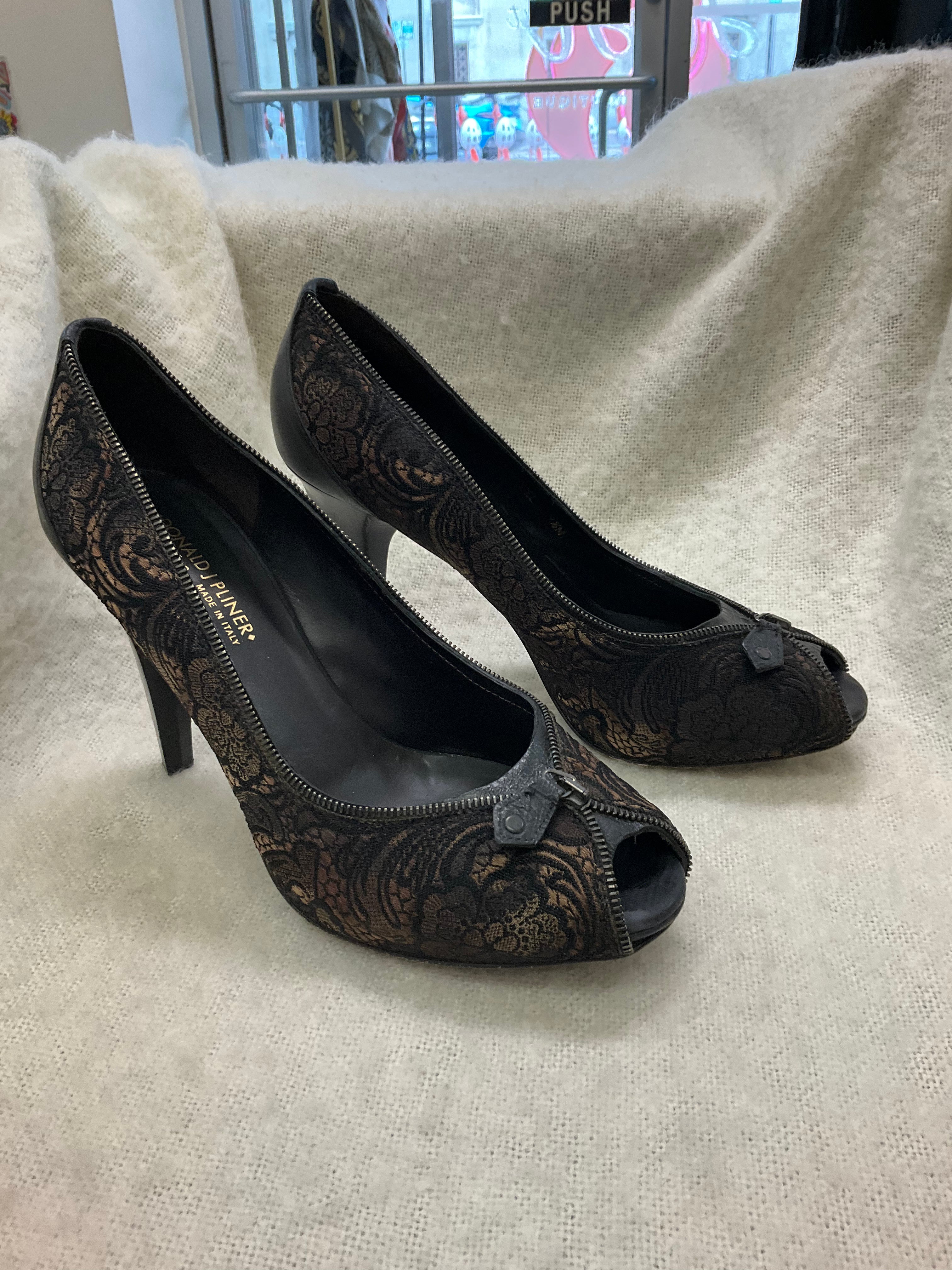 Stylish Donald J Pliner peep toe heels. Shoes have black and brown patterned fabric with decorative zippers. Made in Italy. Size 9.5M