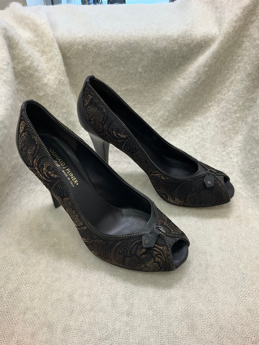 Stylish Donald J Pliner peep toe heels. Shoes have black and brown patterned fabric with decorative zippers. Made in Italy. Size 9.5M