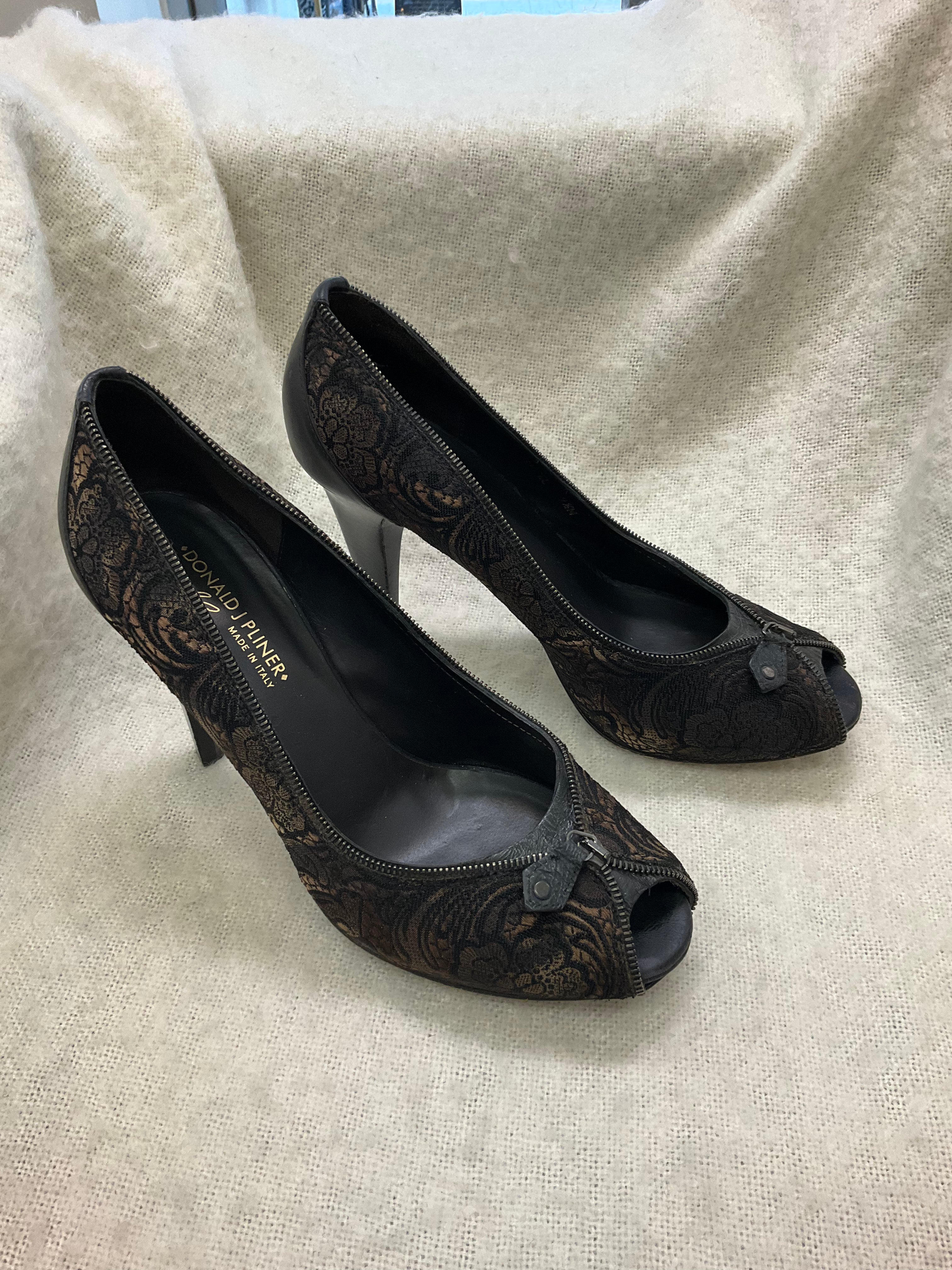 Stylish Donald J Pliner peep toe heels. Shoes have black and brown patterned fabric with decorative zippers. Made in Italy. Size 9.5M