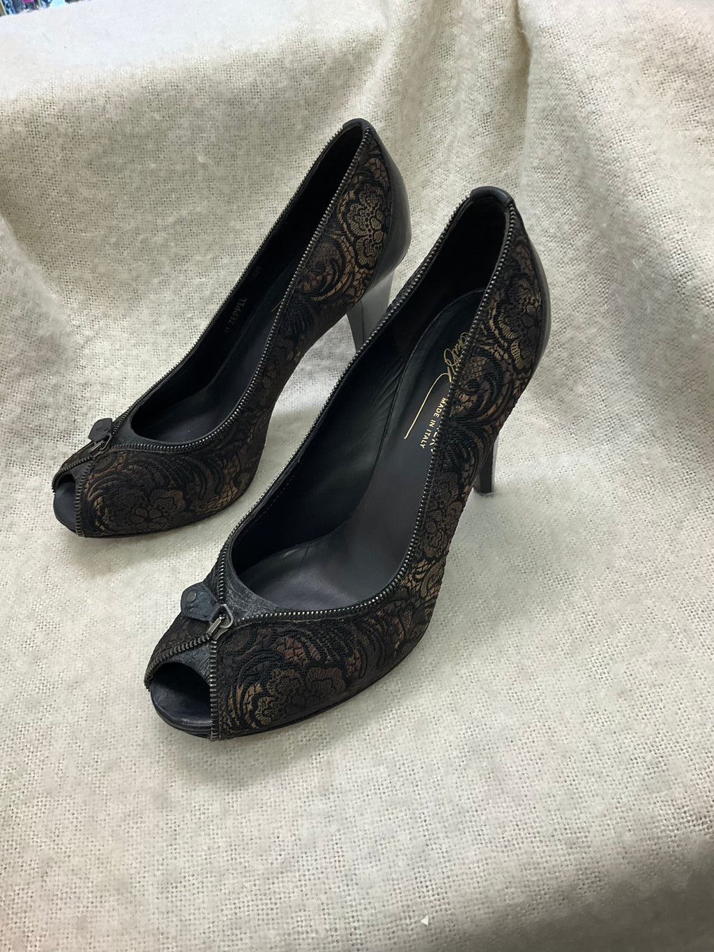 Stylish Donald J Pliner peep toe heels. Shoes have black and brown patterned fabric with decorative zippers. Made in Italy. Size 9.5M