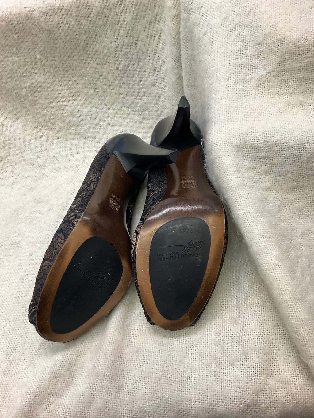 Stylish Donald J Pliner peep toe heels. Shoes have black and brown patterned fabric with decorative zippers. Made in Italy. Size 9.5M